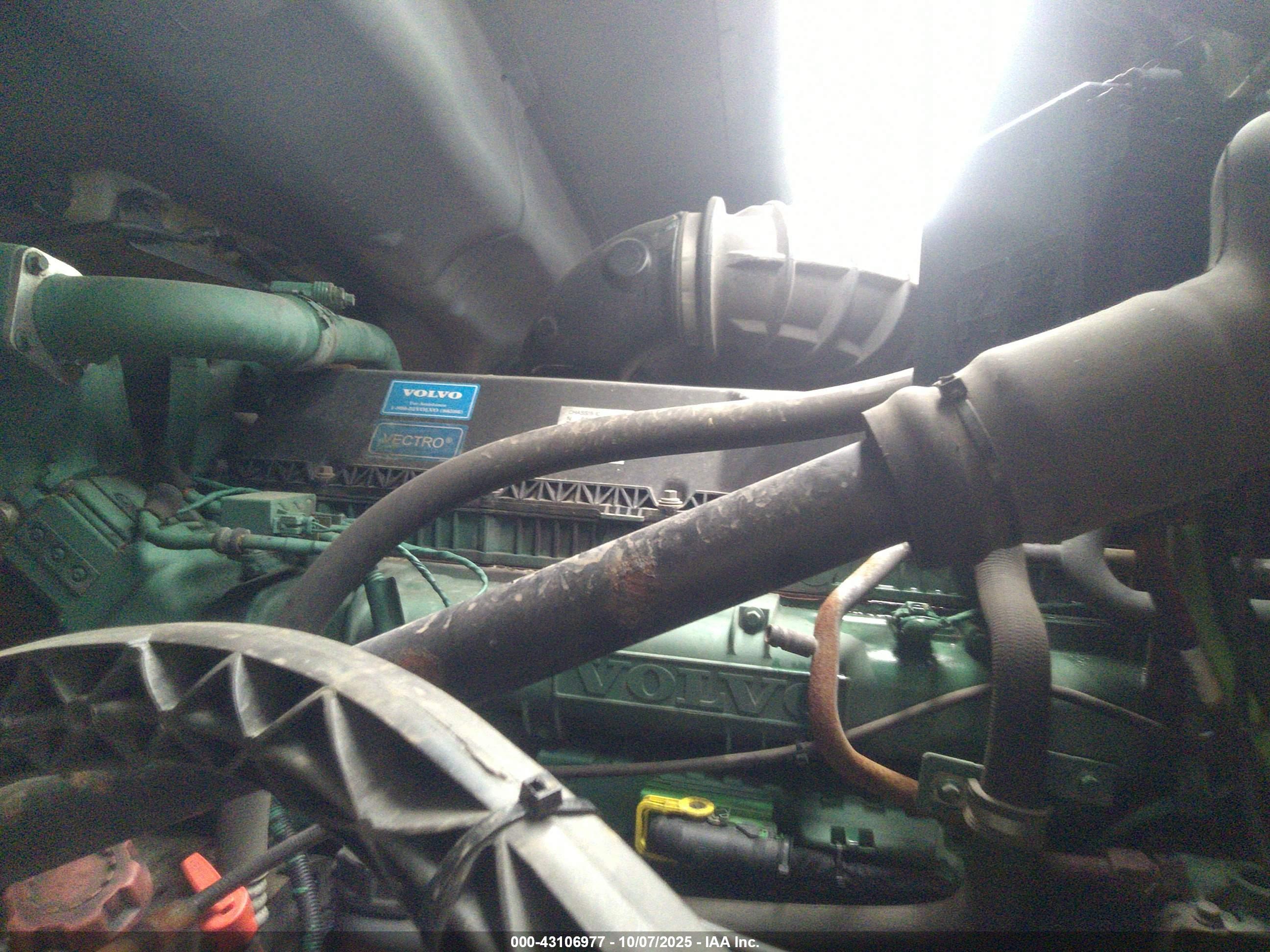 VOLVO VN image 10