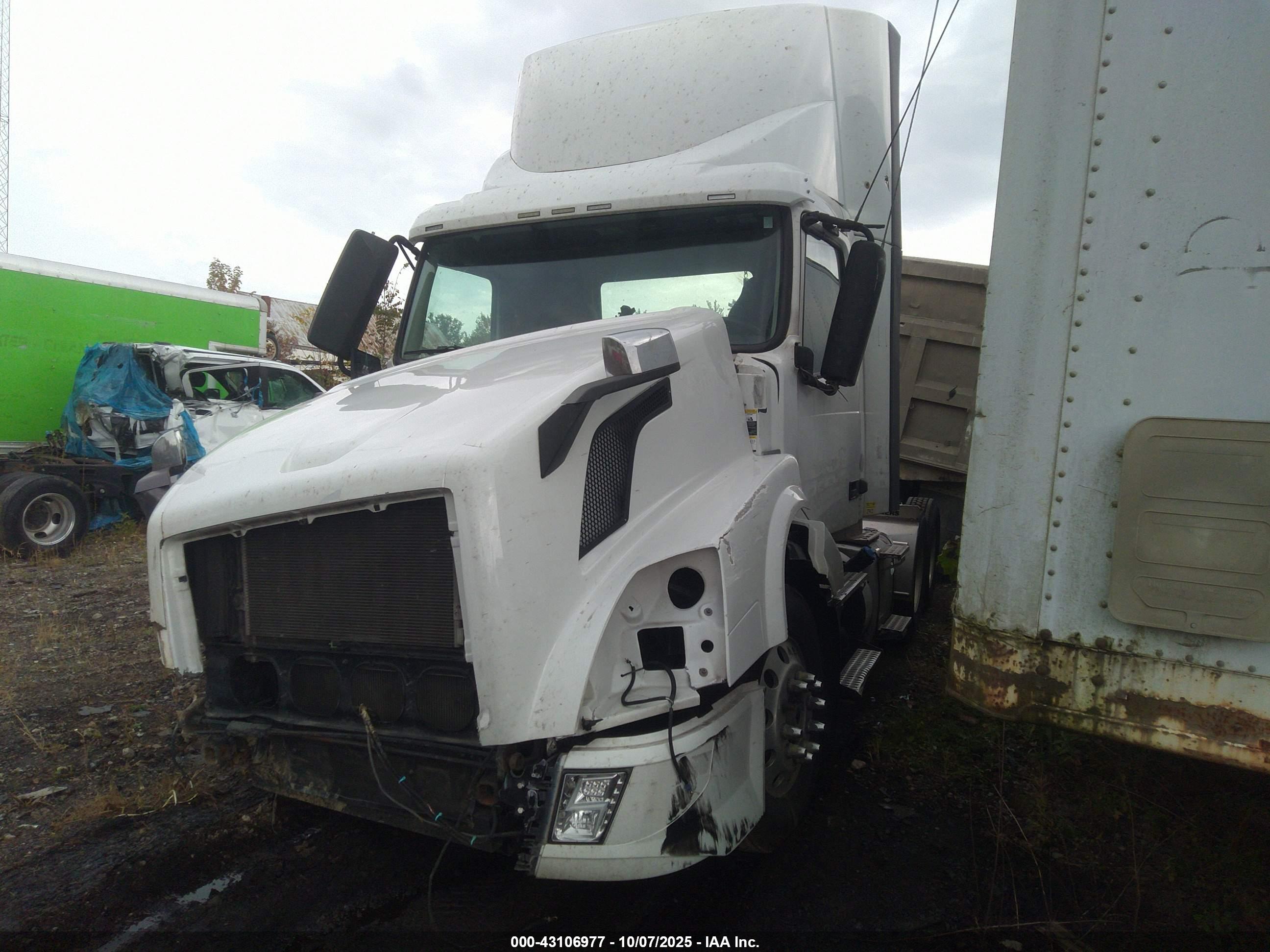 VOLVO VN image 2