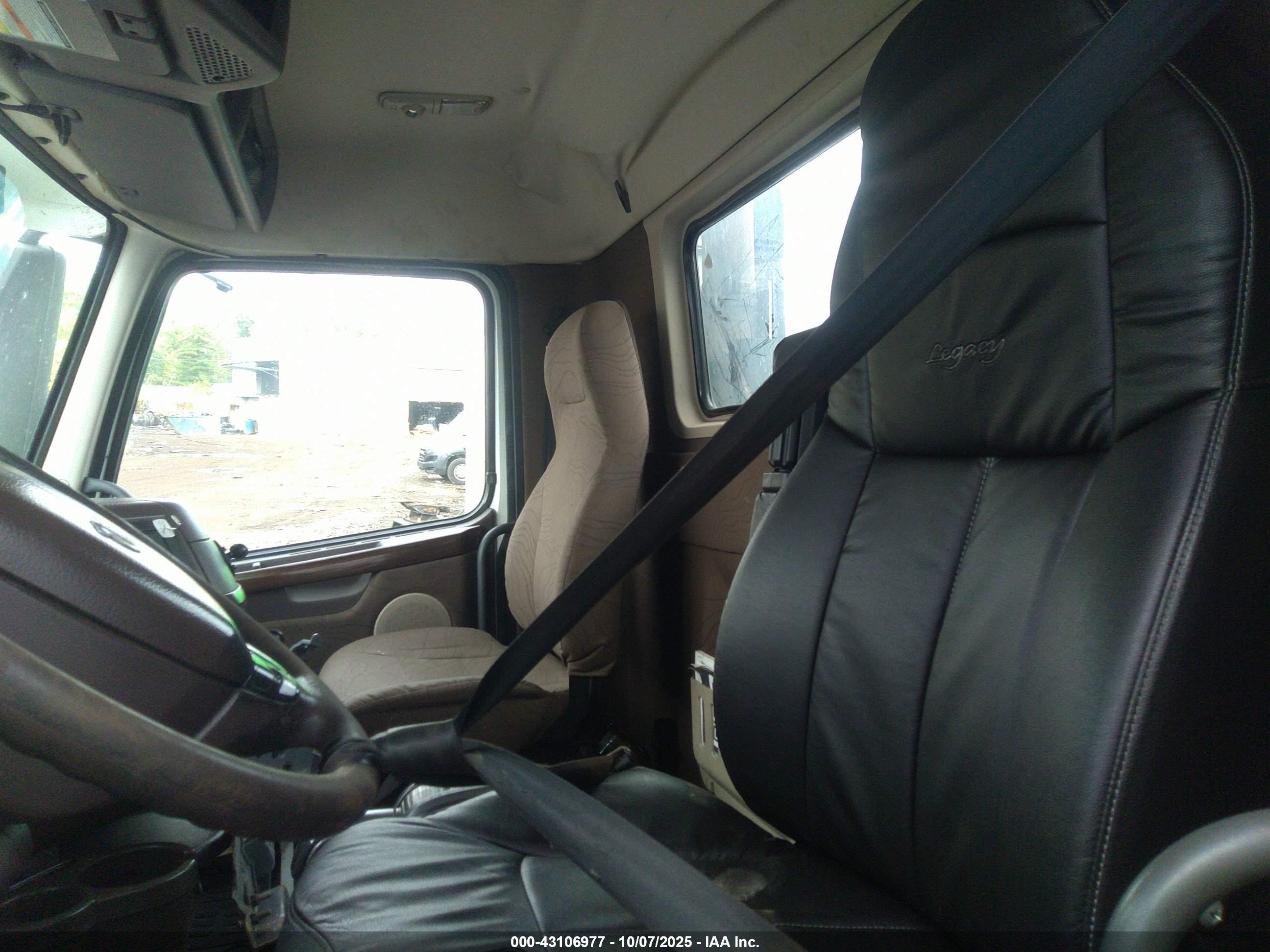 VOLVO VN image 7
