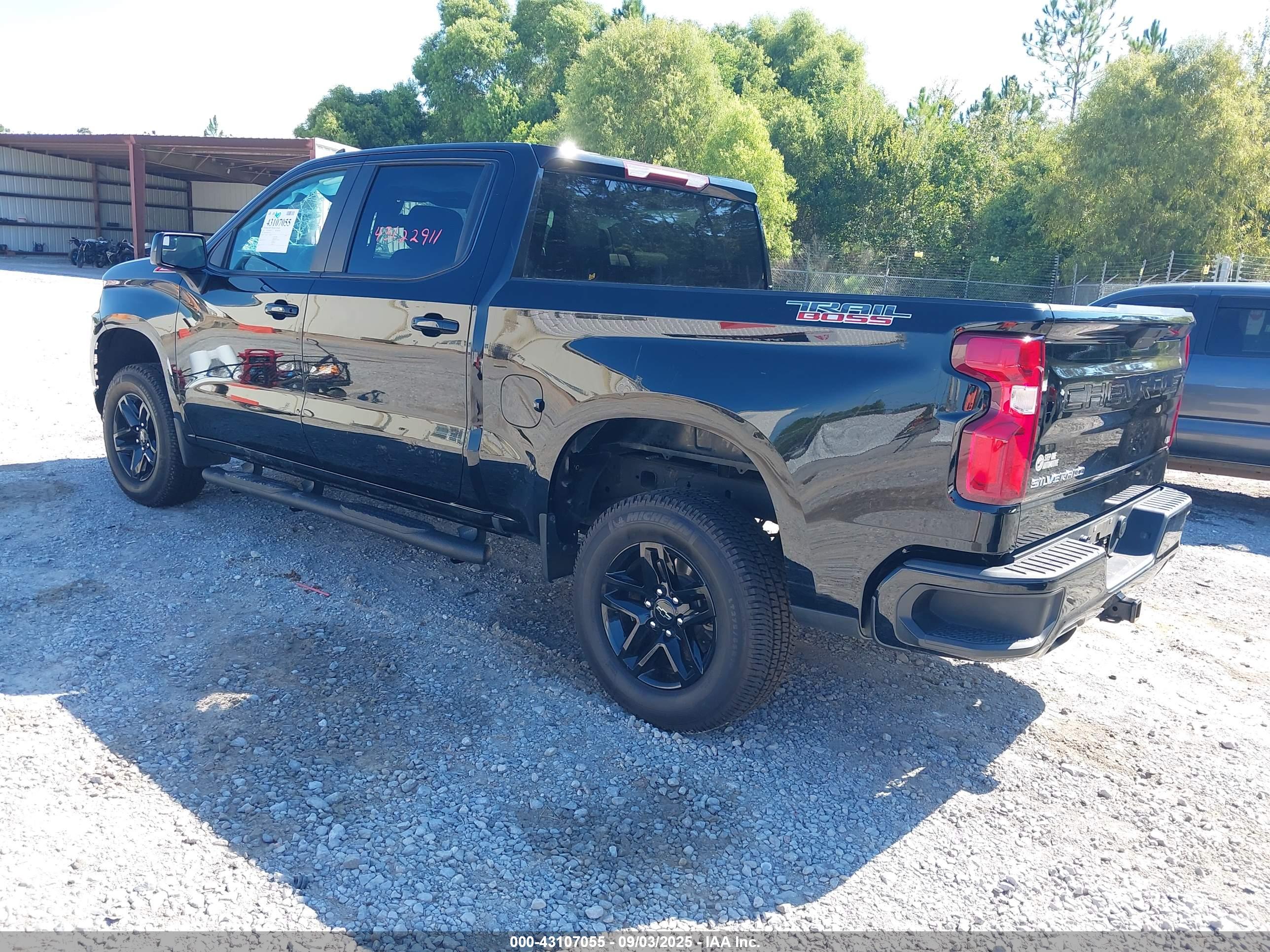 CHEVROLET SILVERADO image 3