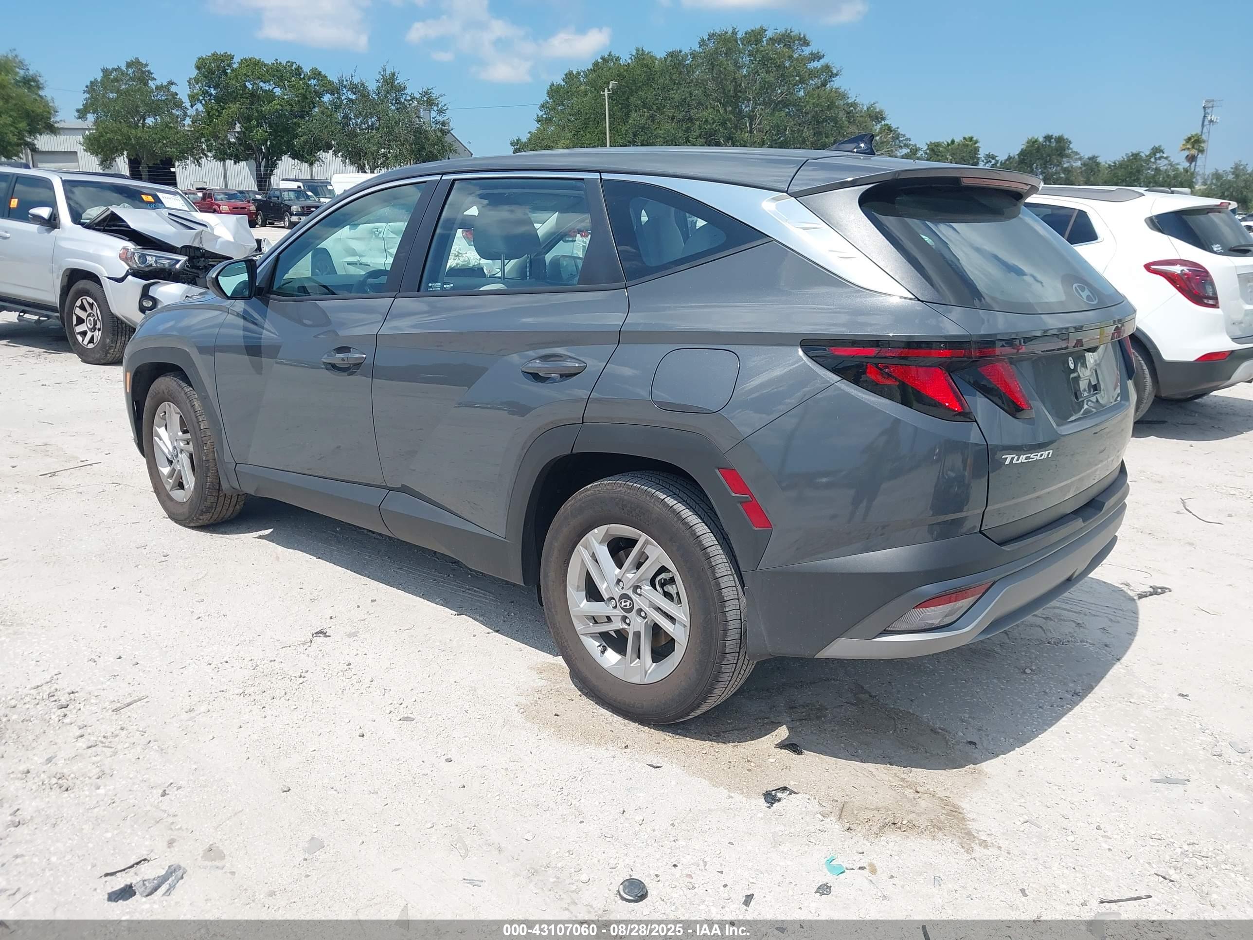 HYUNDAI TUCSON image 3