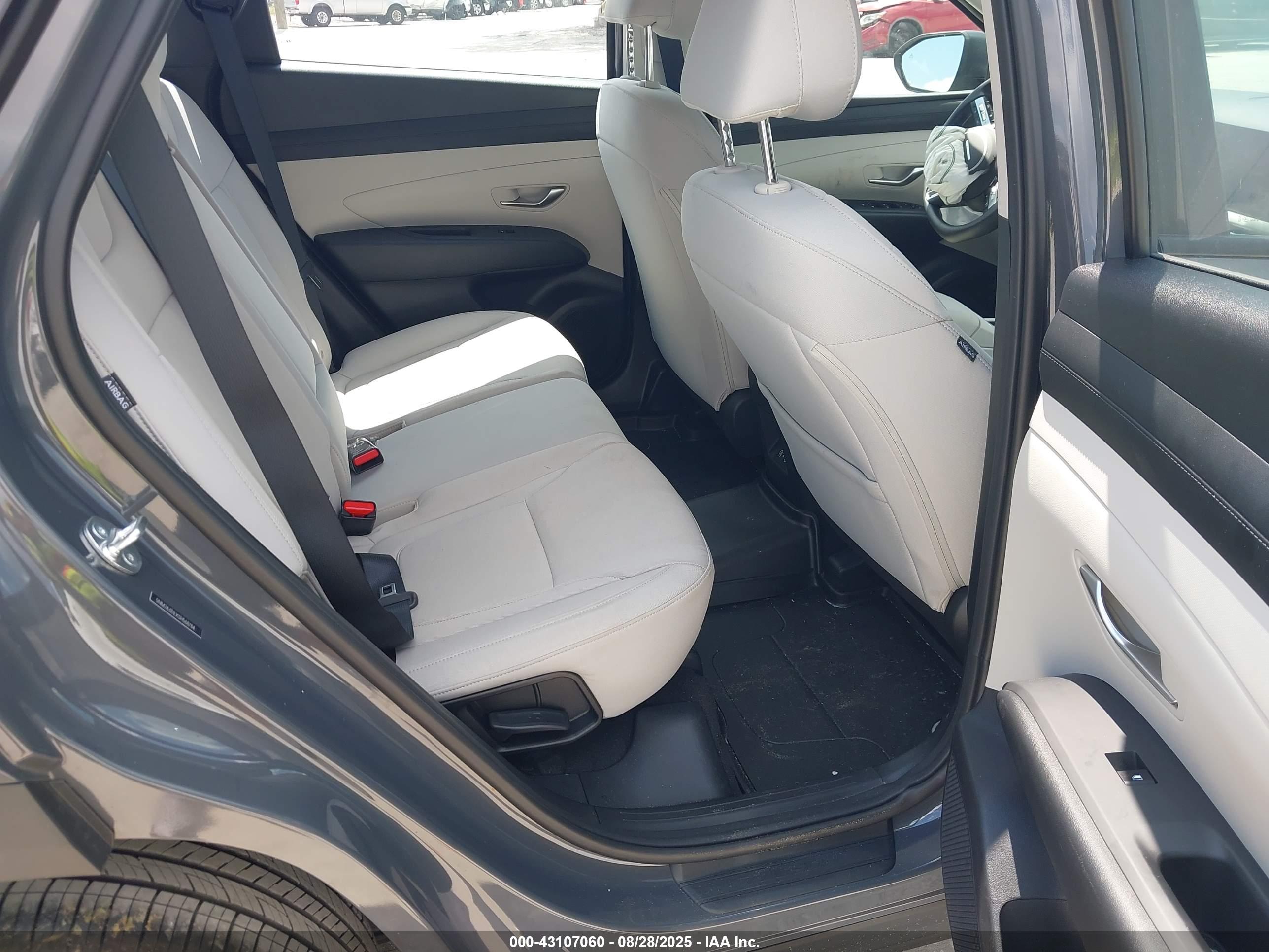 HYUNDAI TUCSON image 8