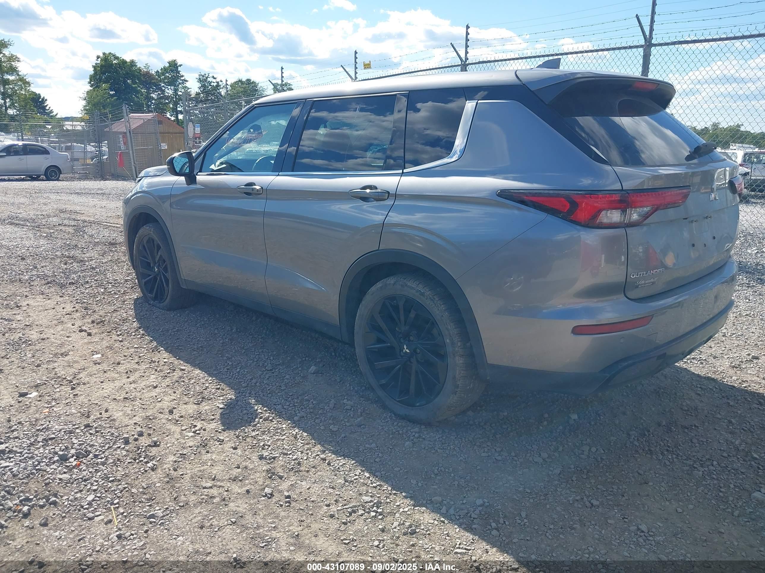 MITSUBISHI OUTLANDER image 3