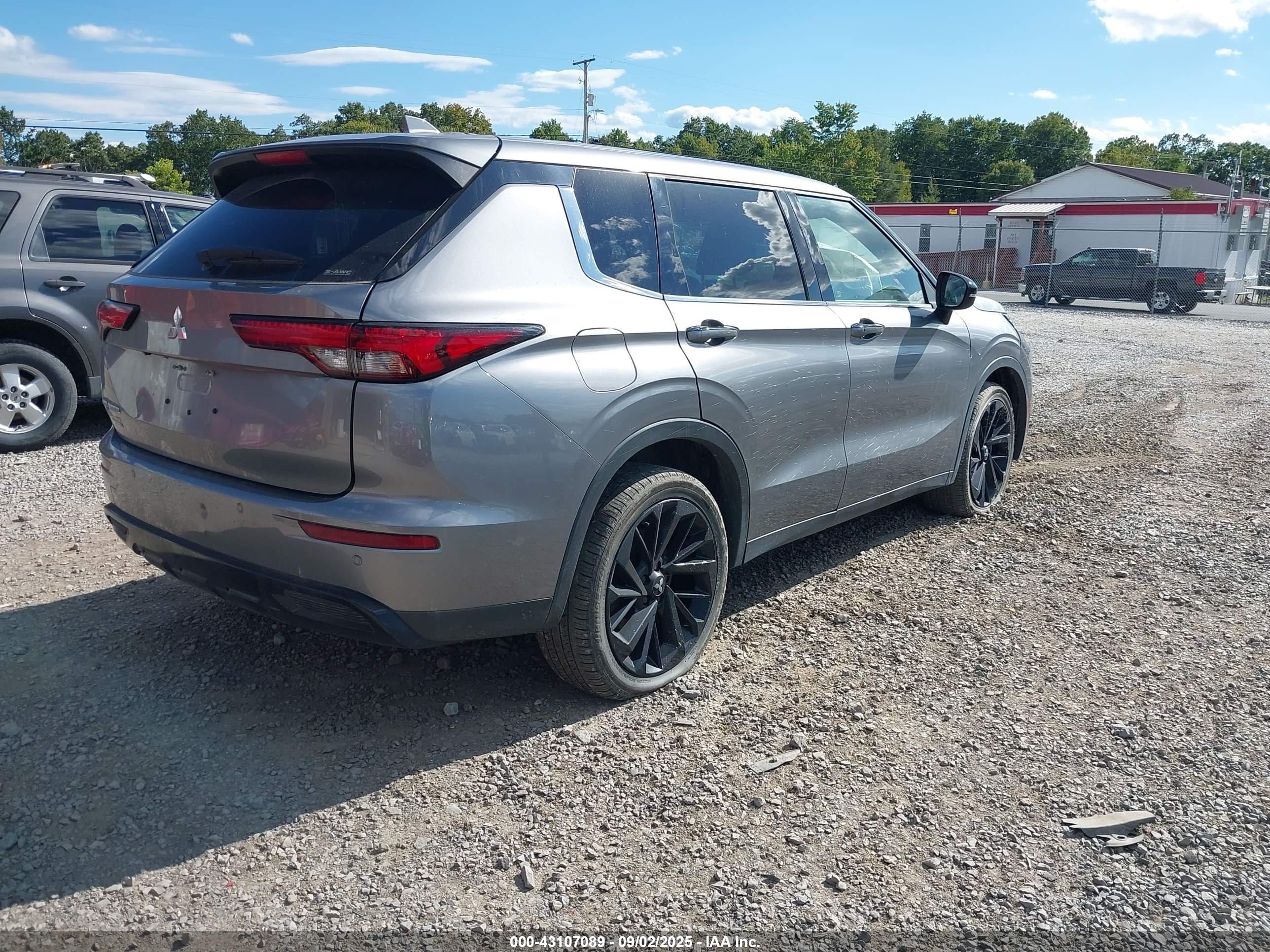 MITSUBISHI OUTLANDER image 4