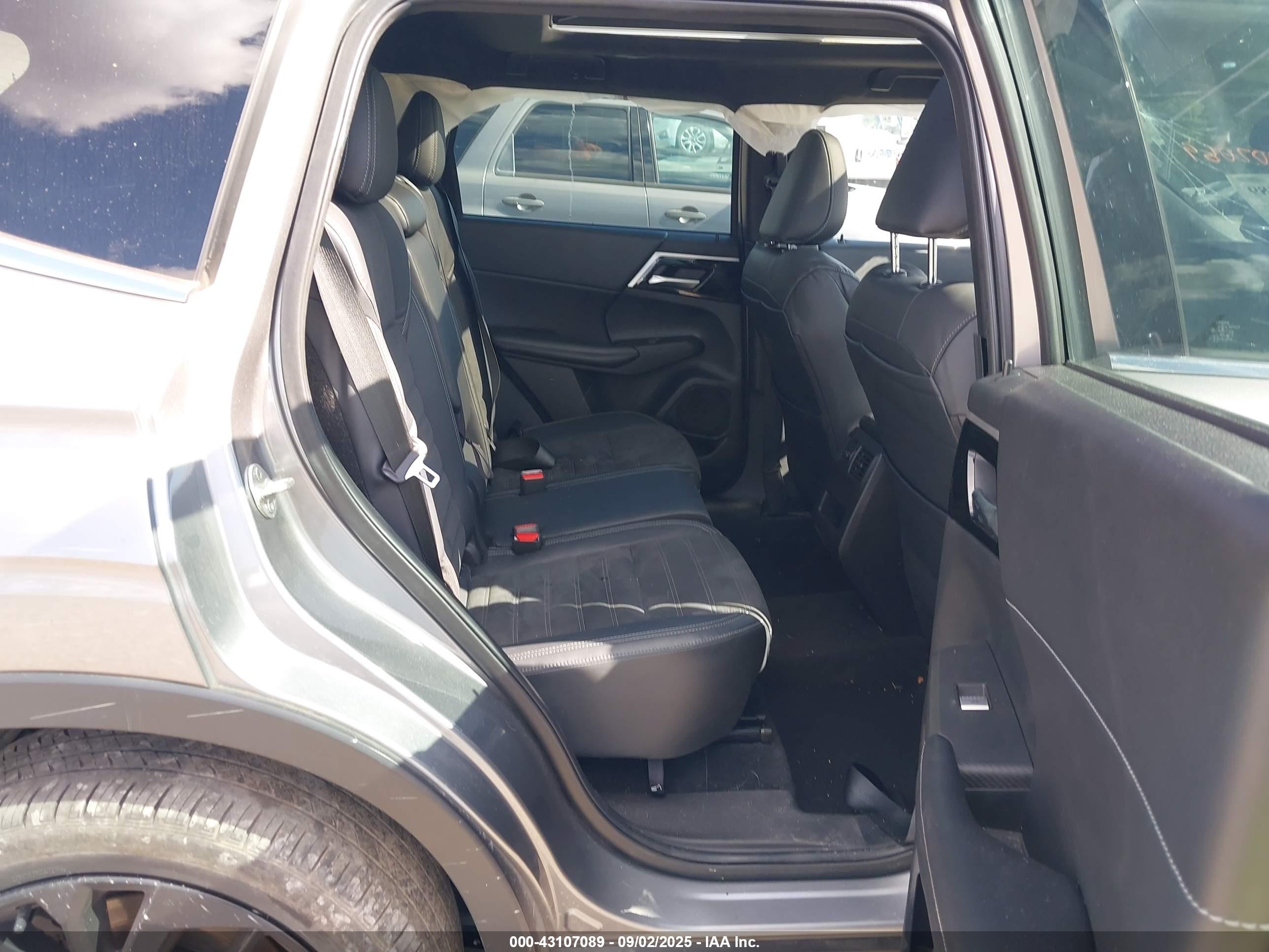 MITSUBISHI OUTLANDER image 8