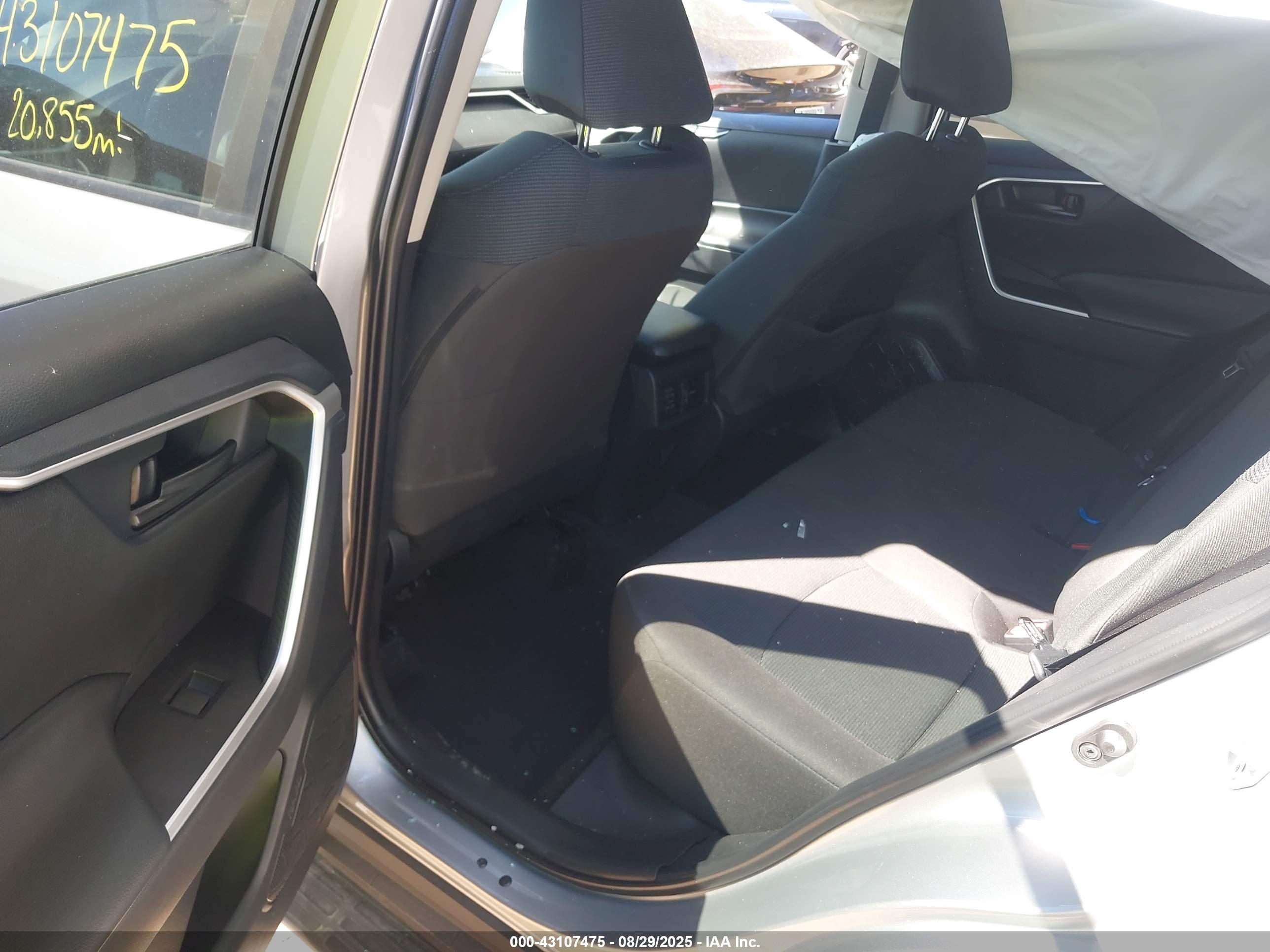 TOYOTA RAV4 image 8