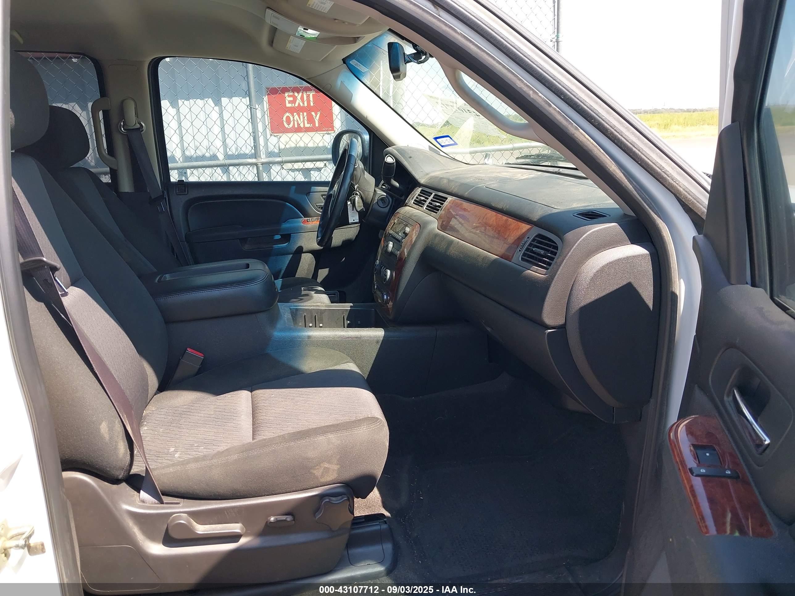 CHEVROLET TAHOE image 5