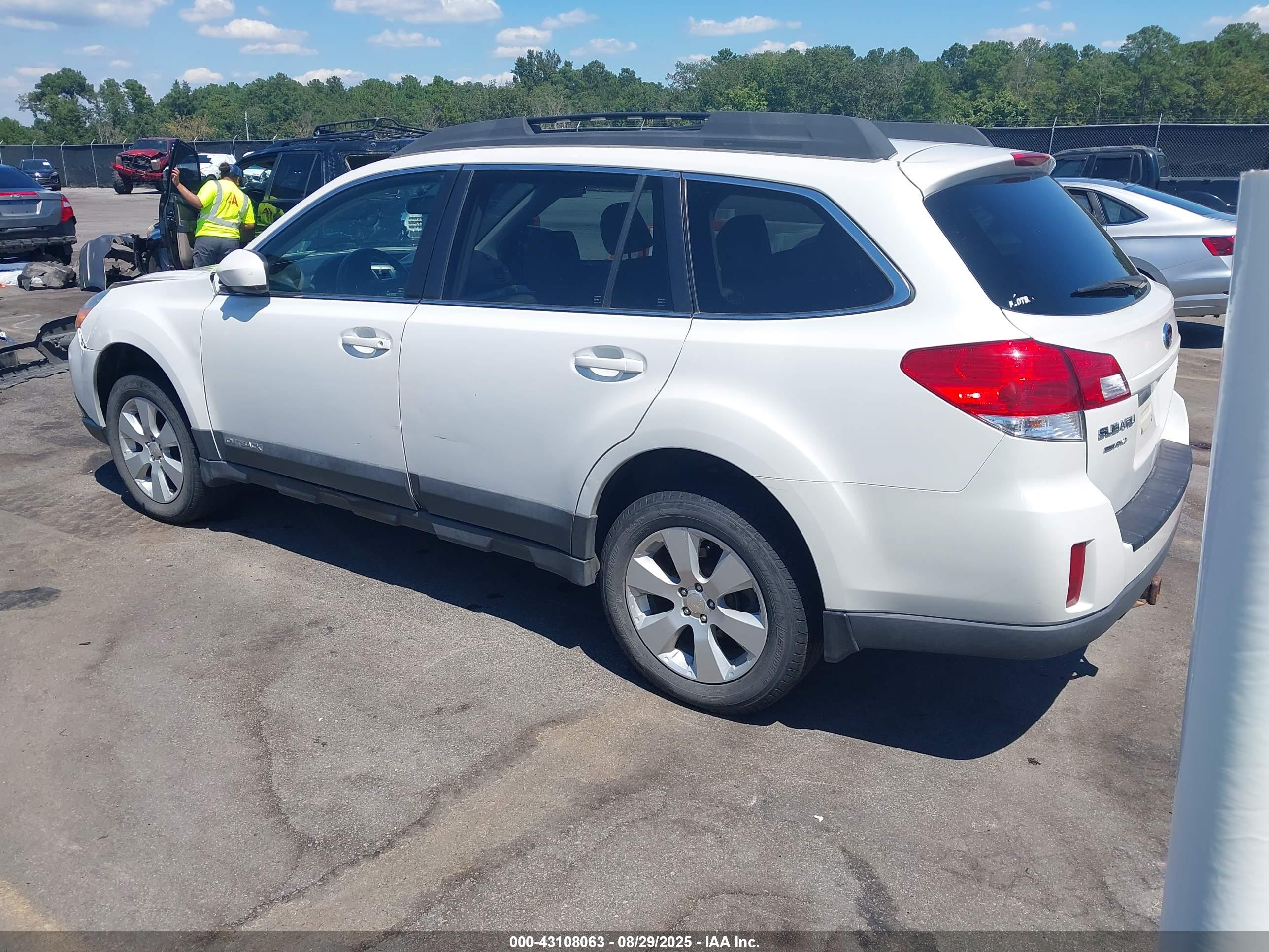 SUBARU OUTBACK image 3
