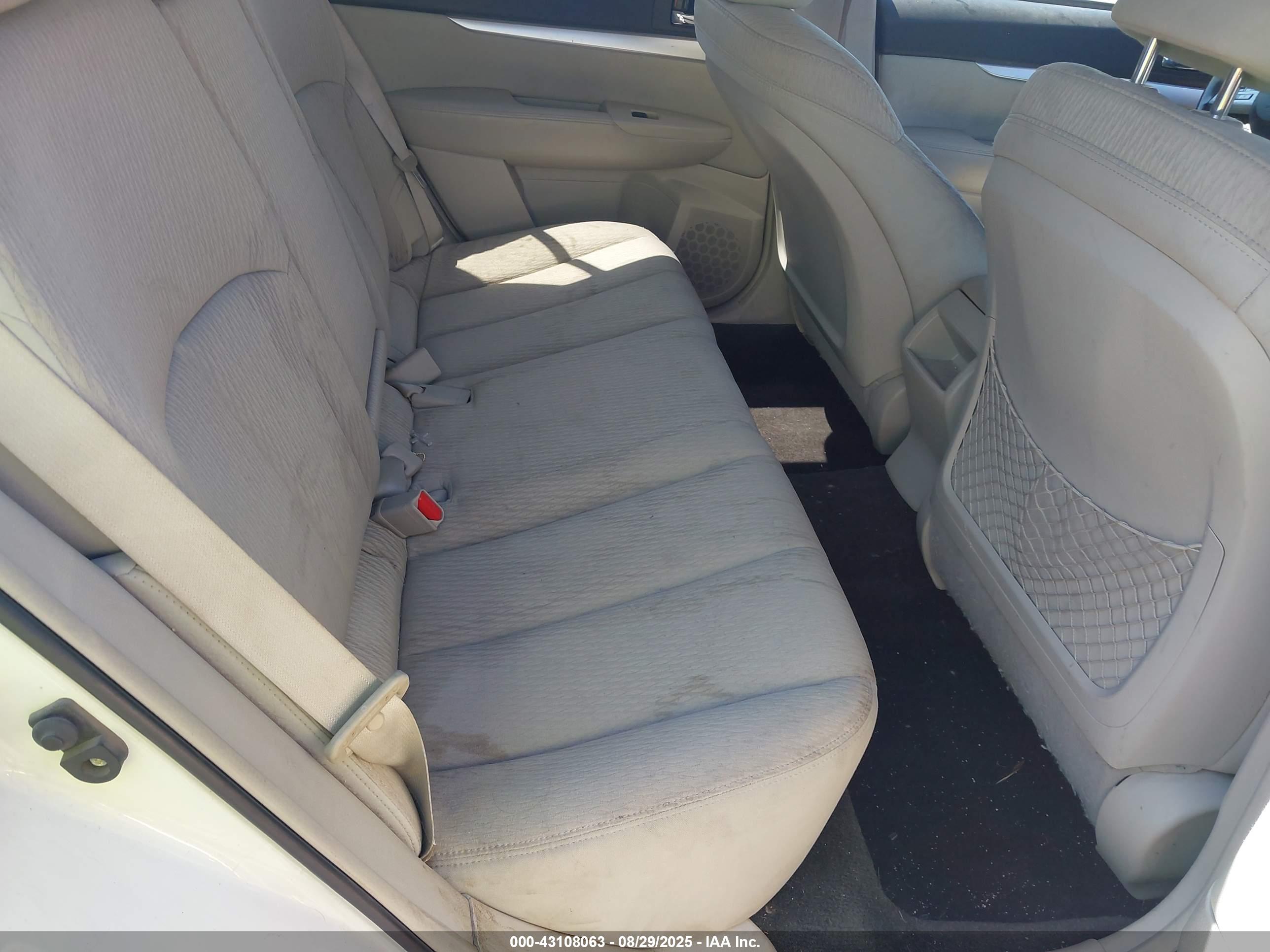 SUBARU OUTBACK image 8