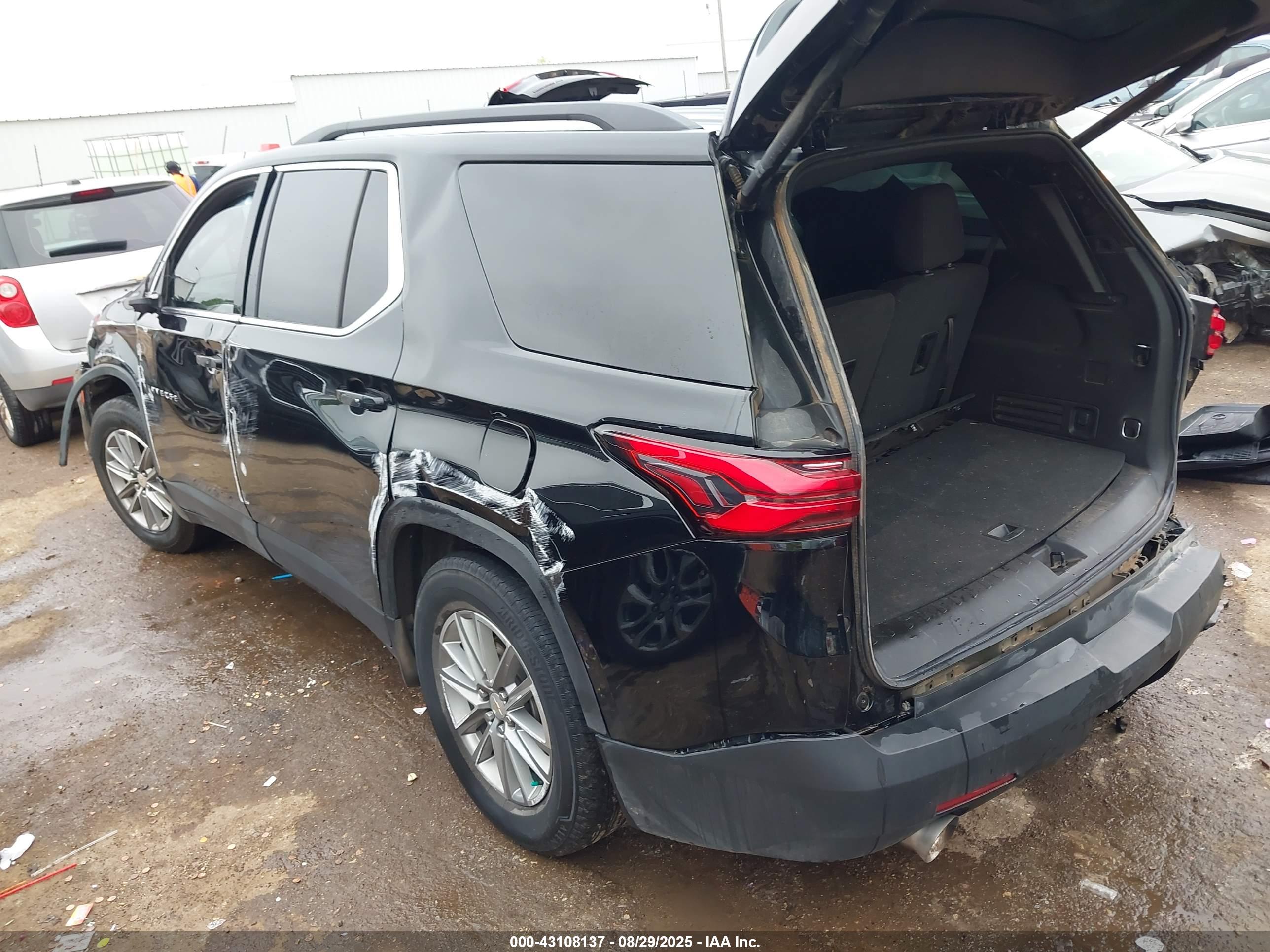 CHEVROLET TRAVERSE image 3