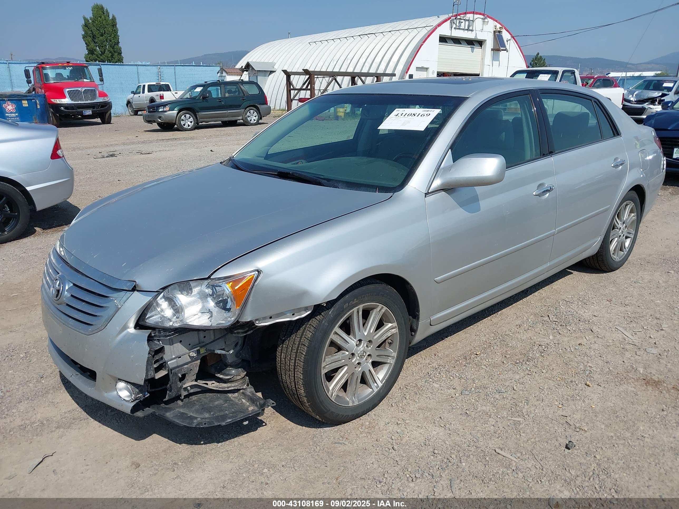 TOYOTA AVALON image 2