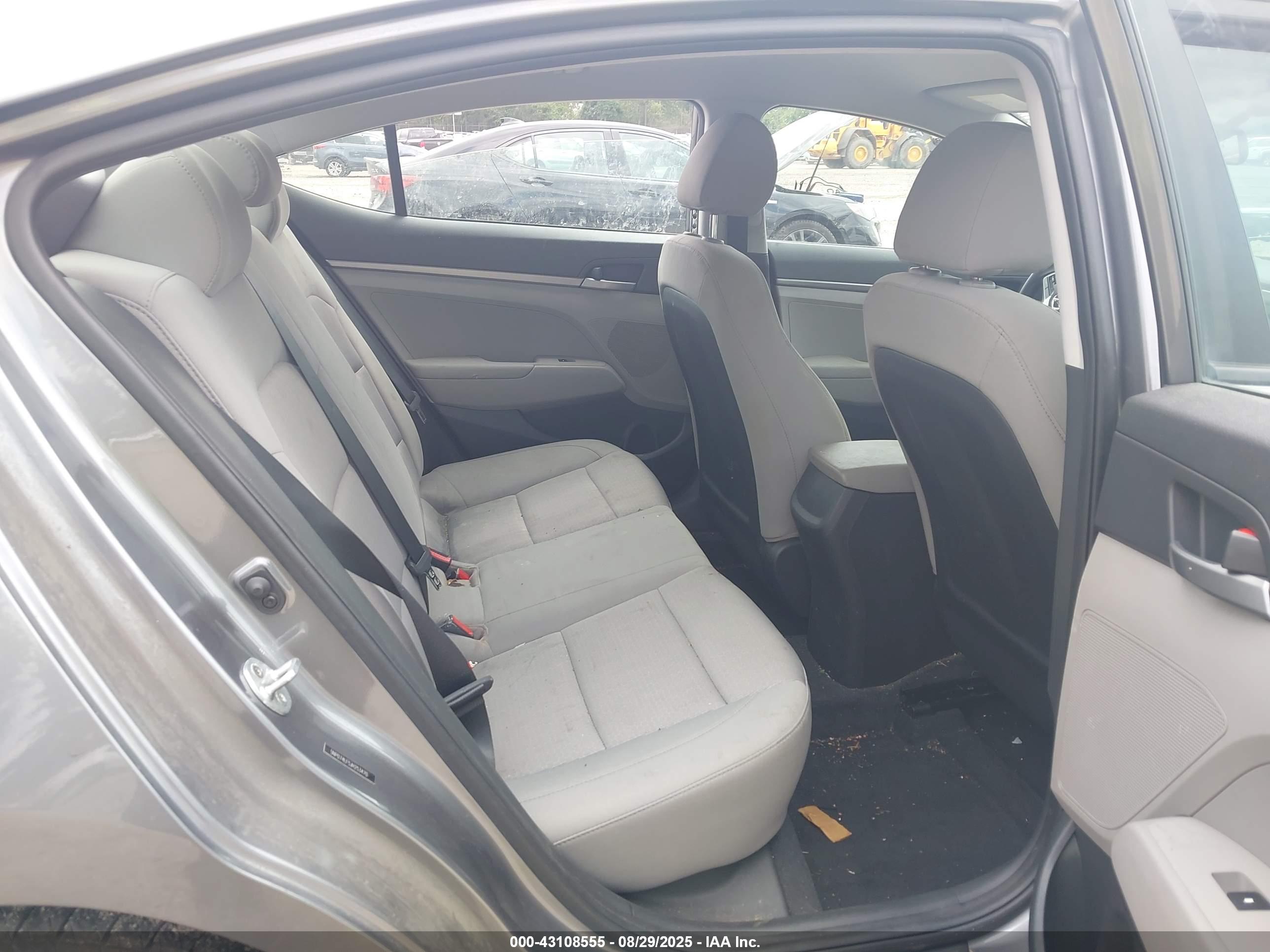 HYUNDAI ELANTRA image 8