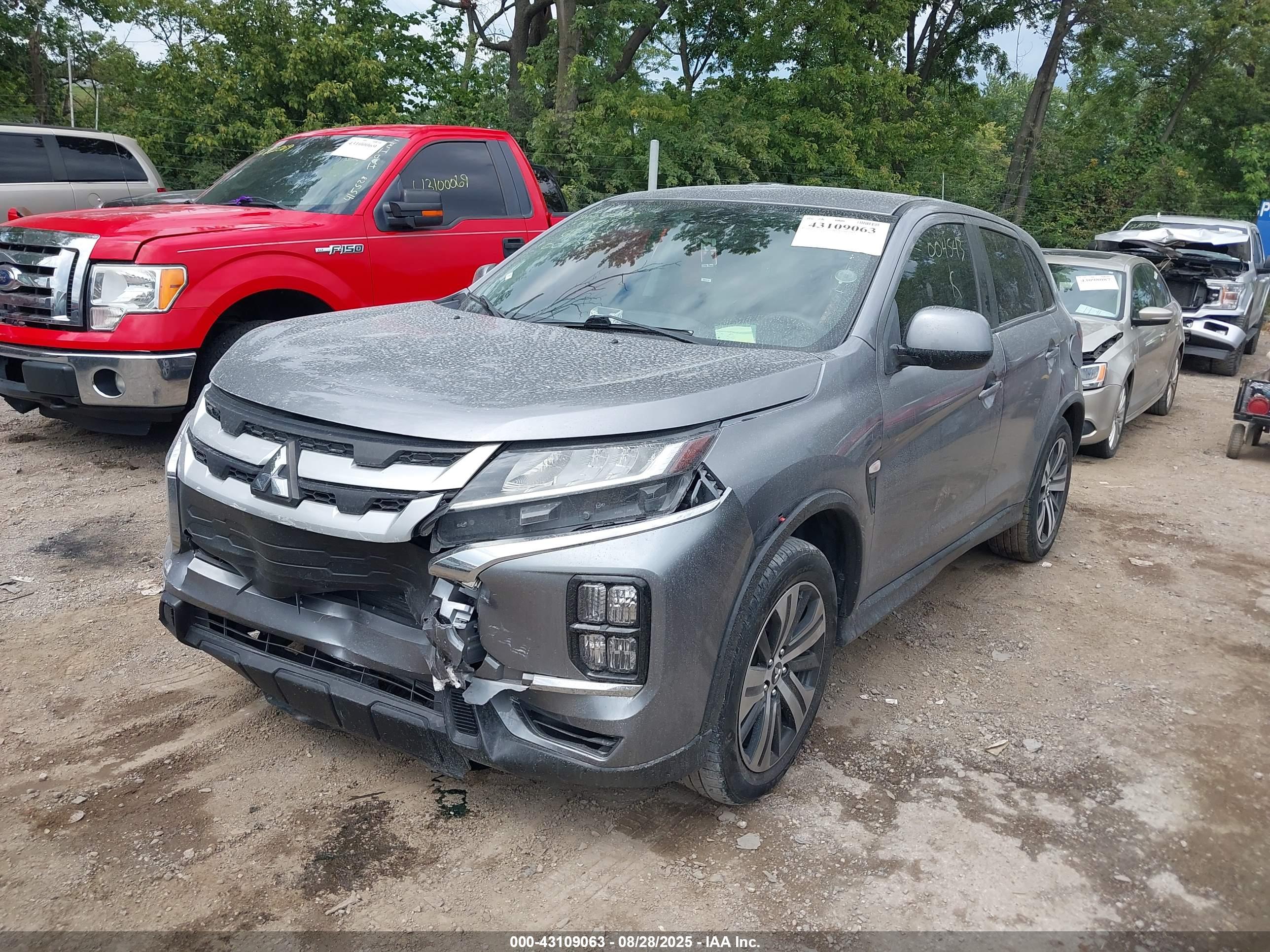 MITSUBISHI OUTLANDER image 2