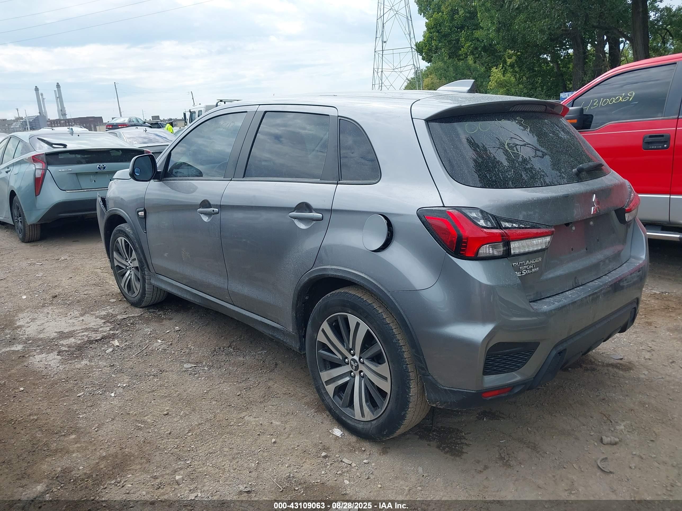 MITSUBISHI OUTLANDER image 3