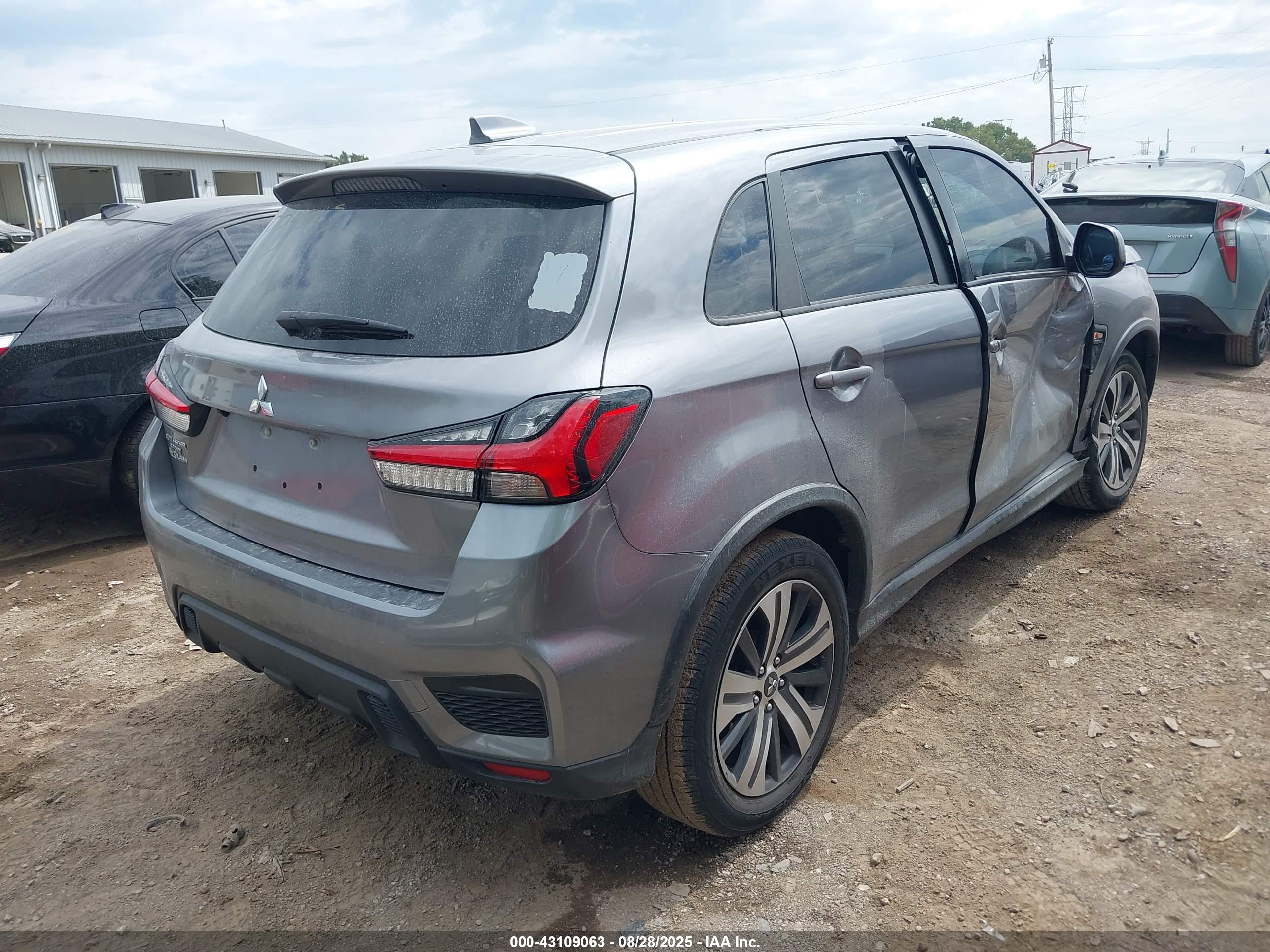MITSUBISHI OUTLANDER image 4