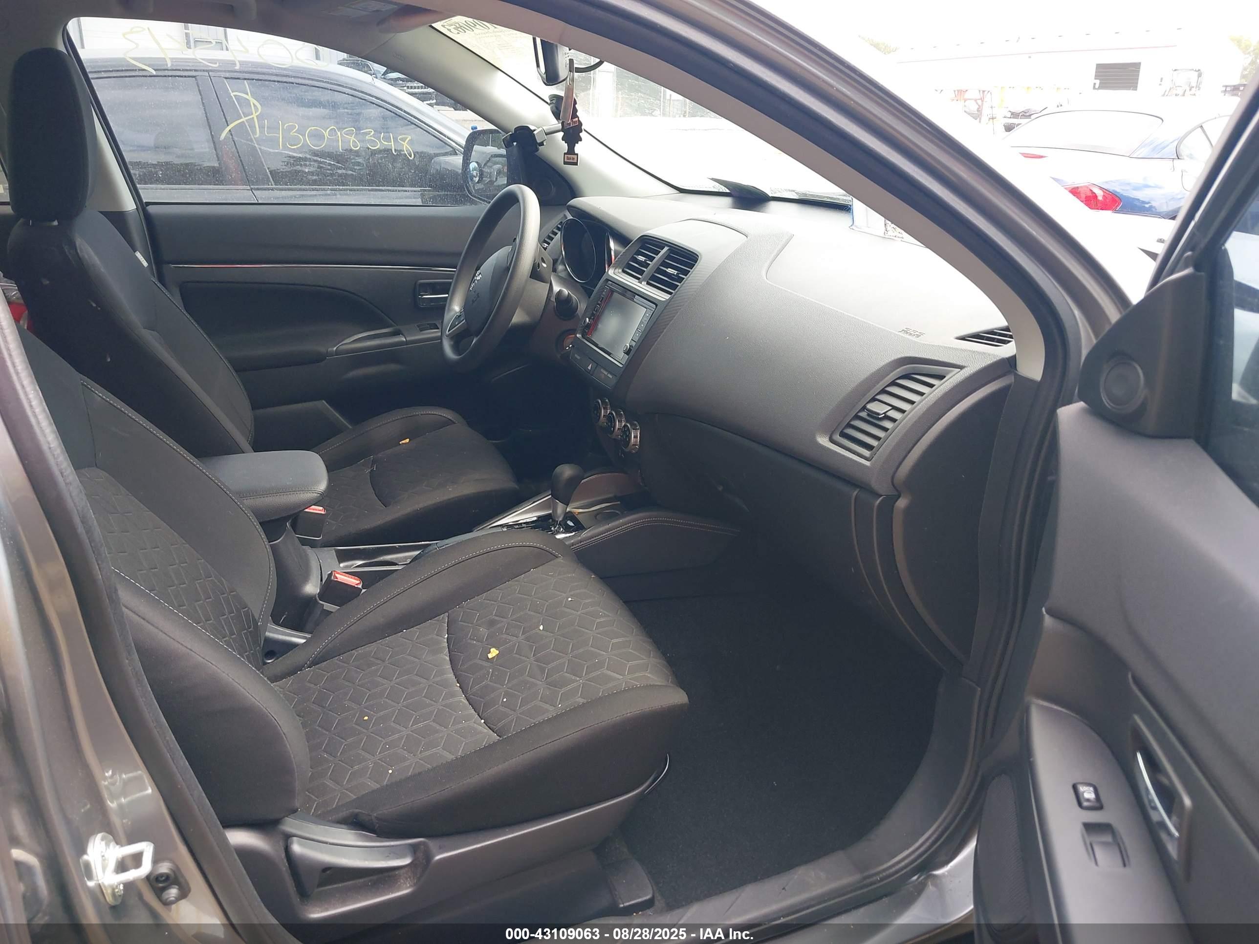 MITSUBISHI OUTLANDER image 5