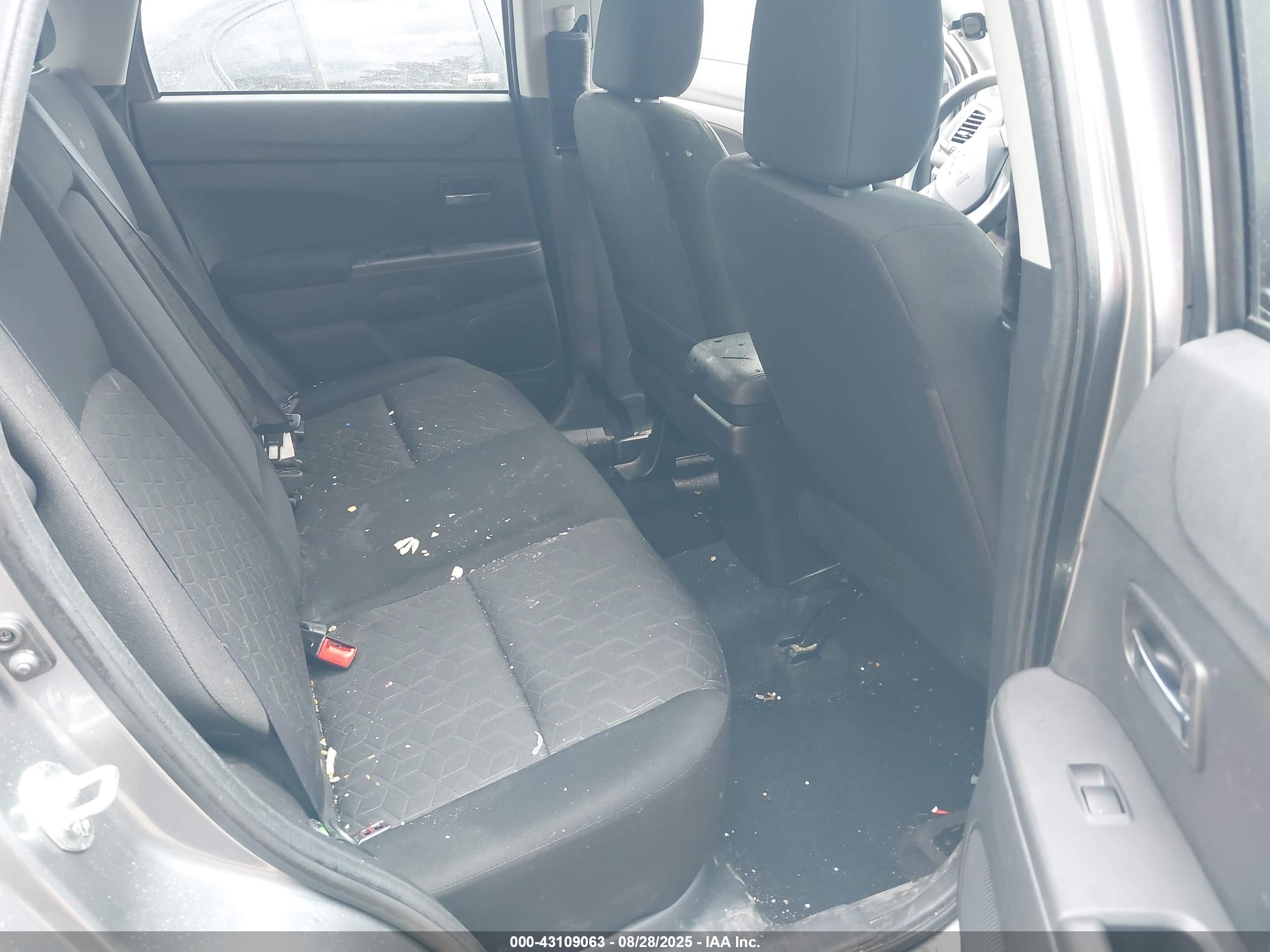 MITSUBISHI OUTLANDER image 8