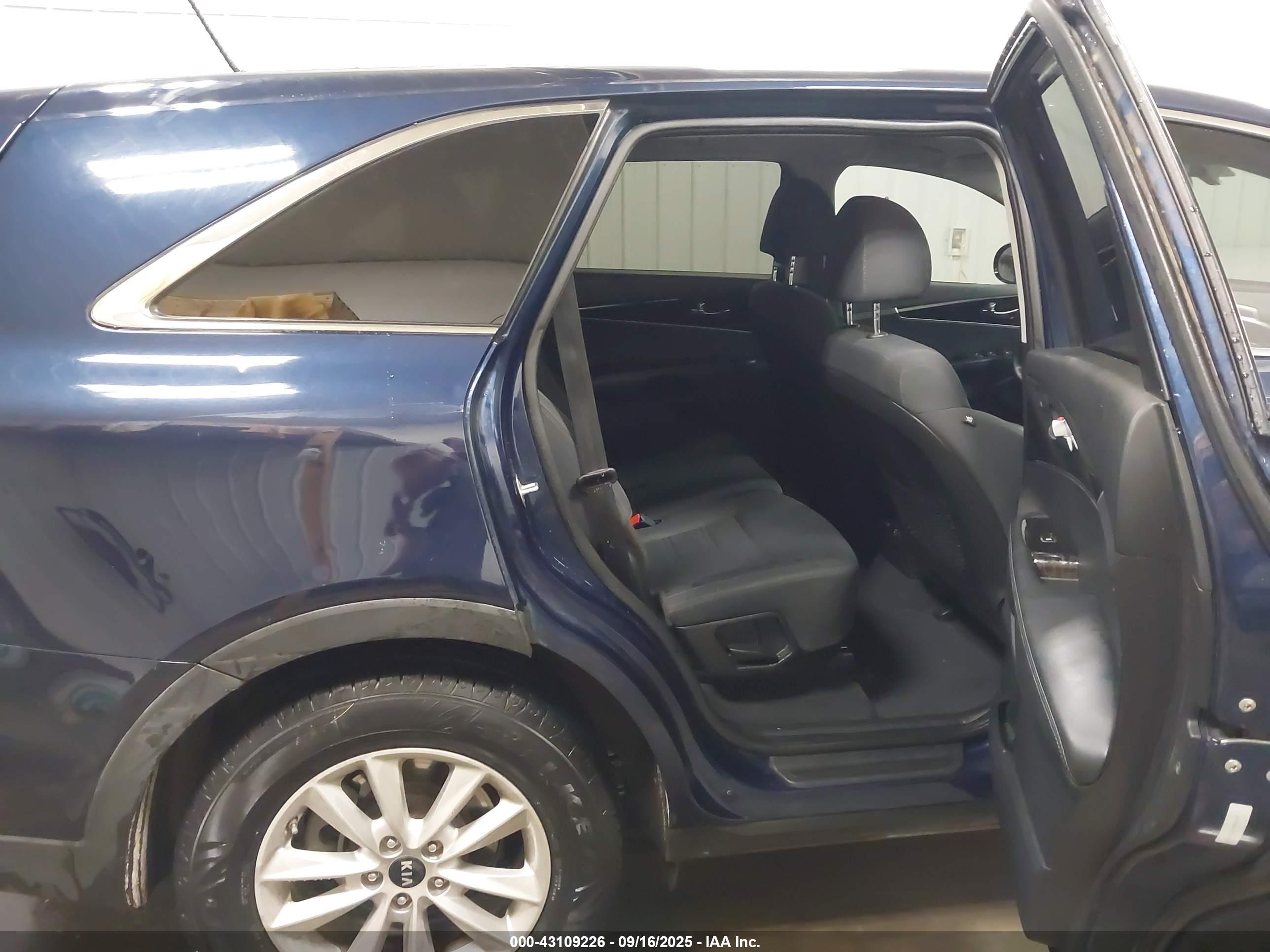 KIA SORENTO image 8