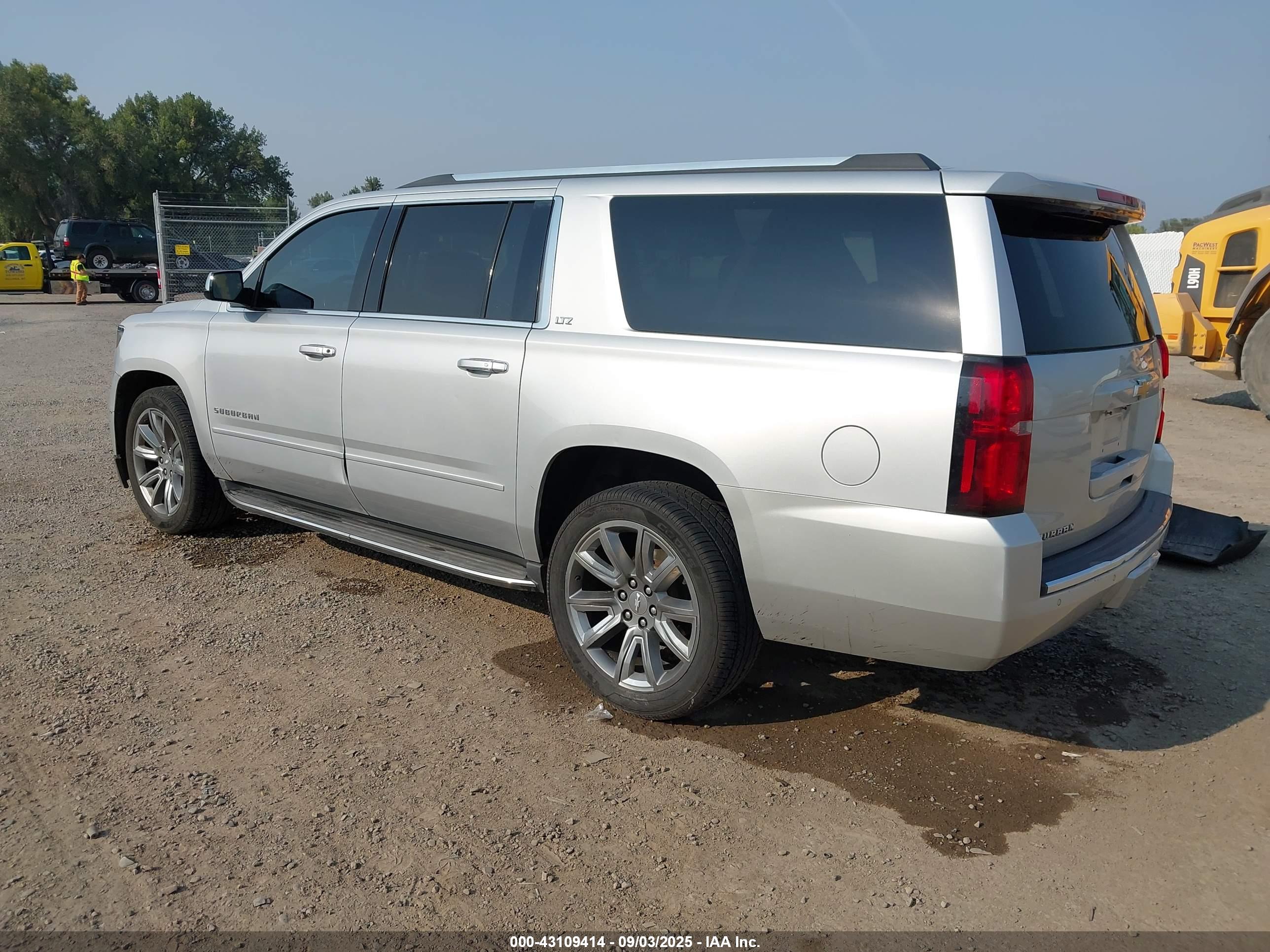 CHEVROLET SUBURBAN image 3