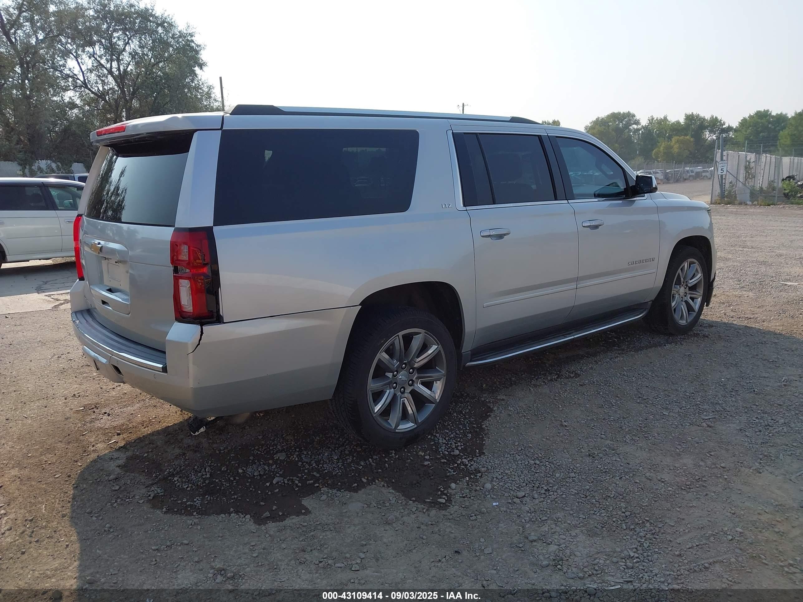 CHEVROLET SUBURBAN image 4