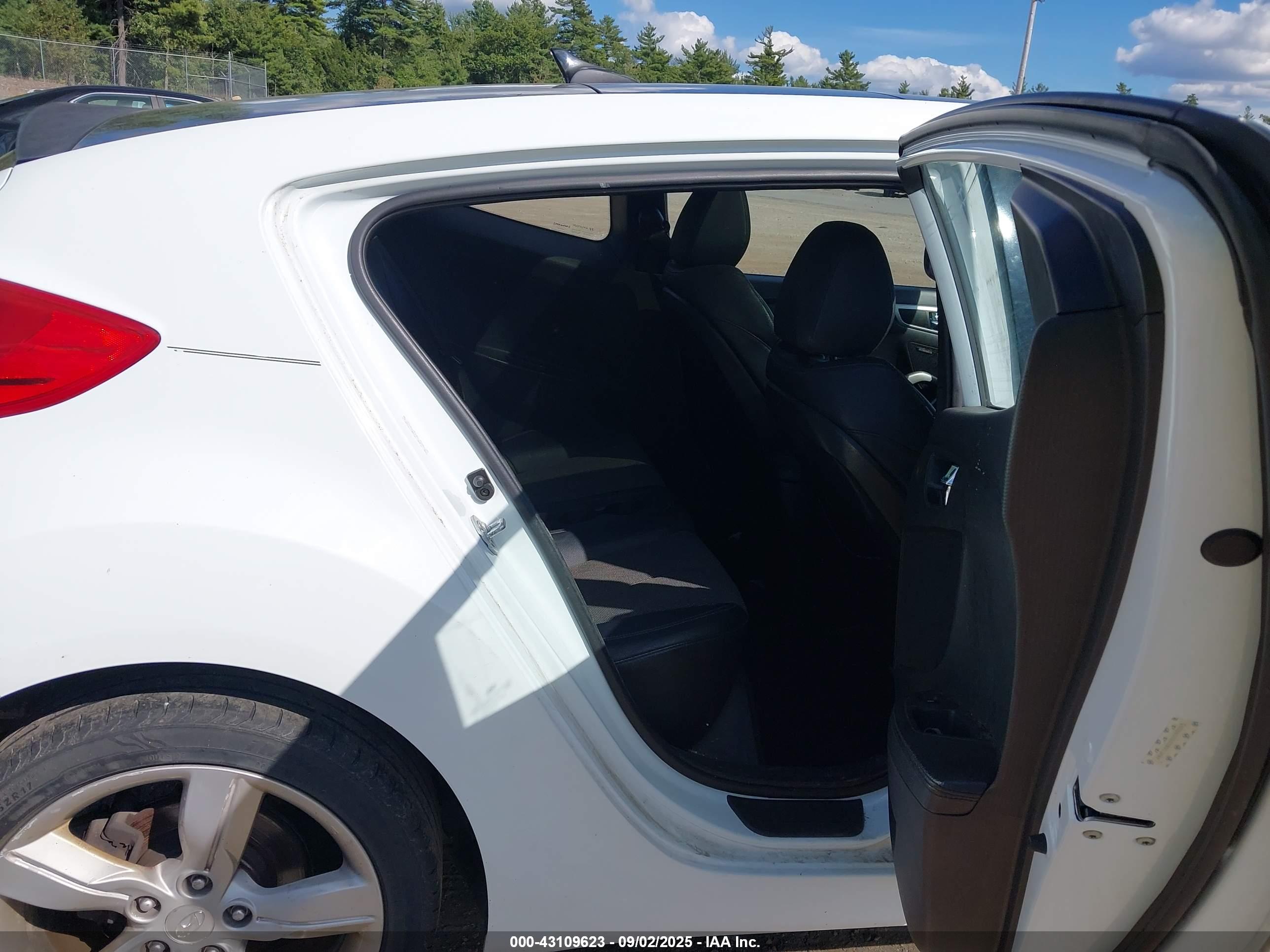 HYUNDAI VELOSTER image 8