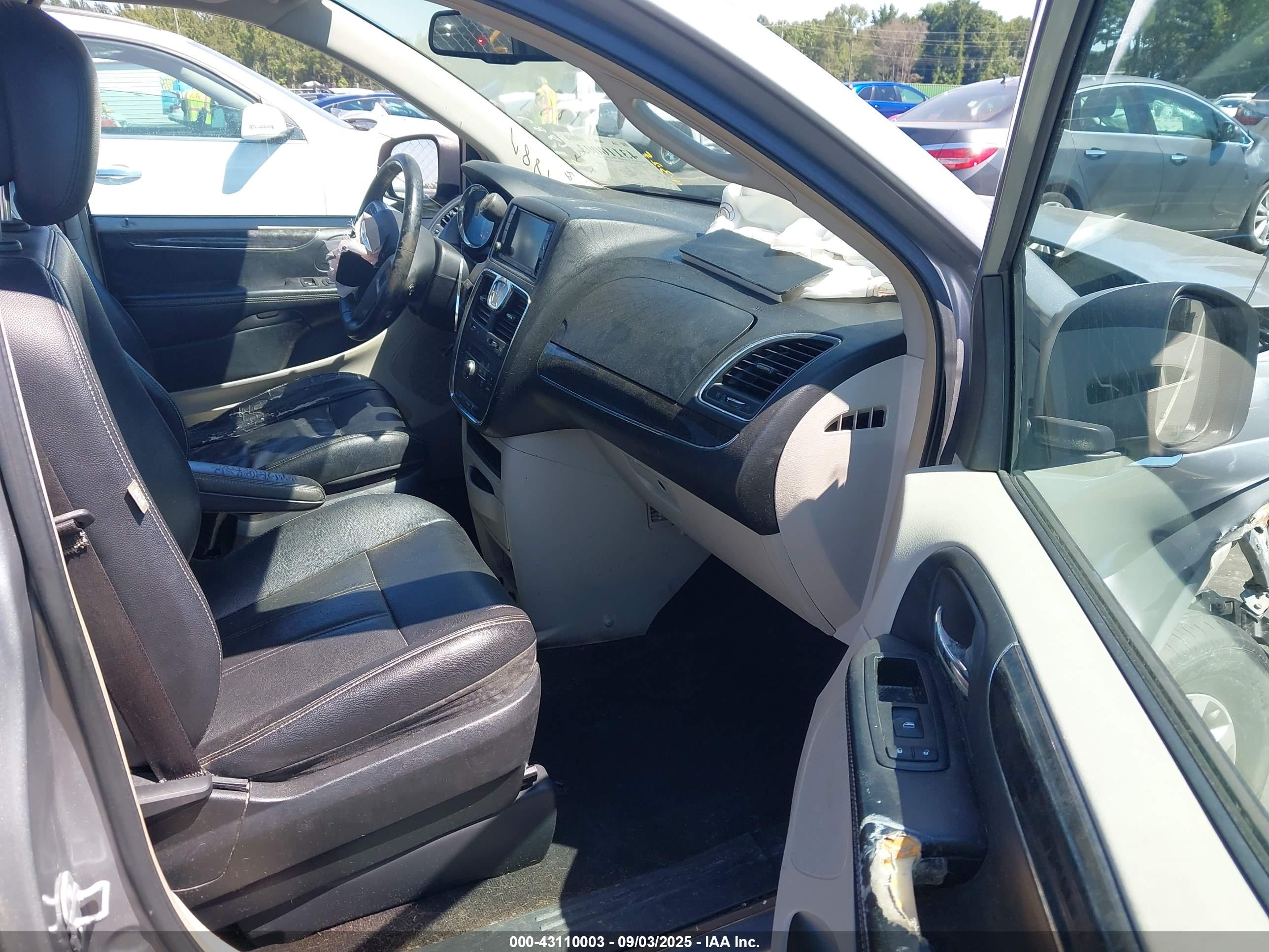 CHRYSLER TOWN image 5