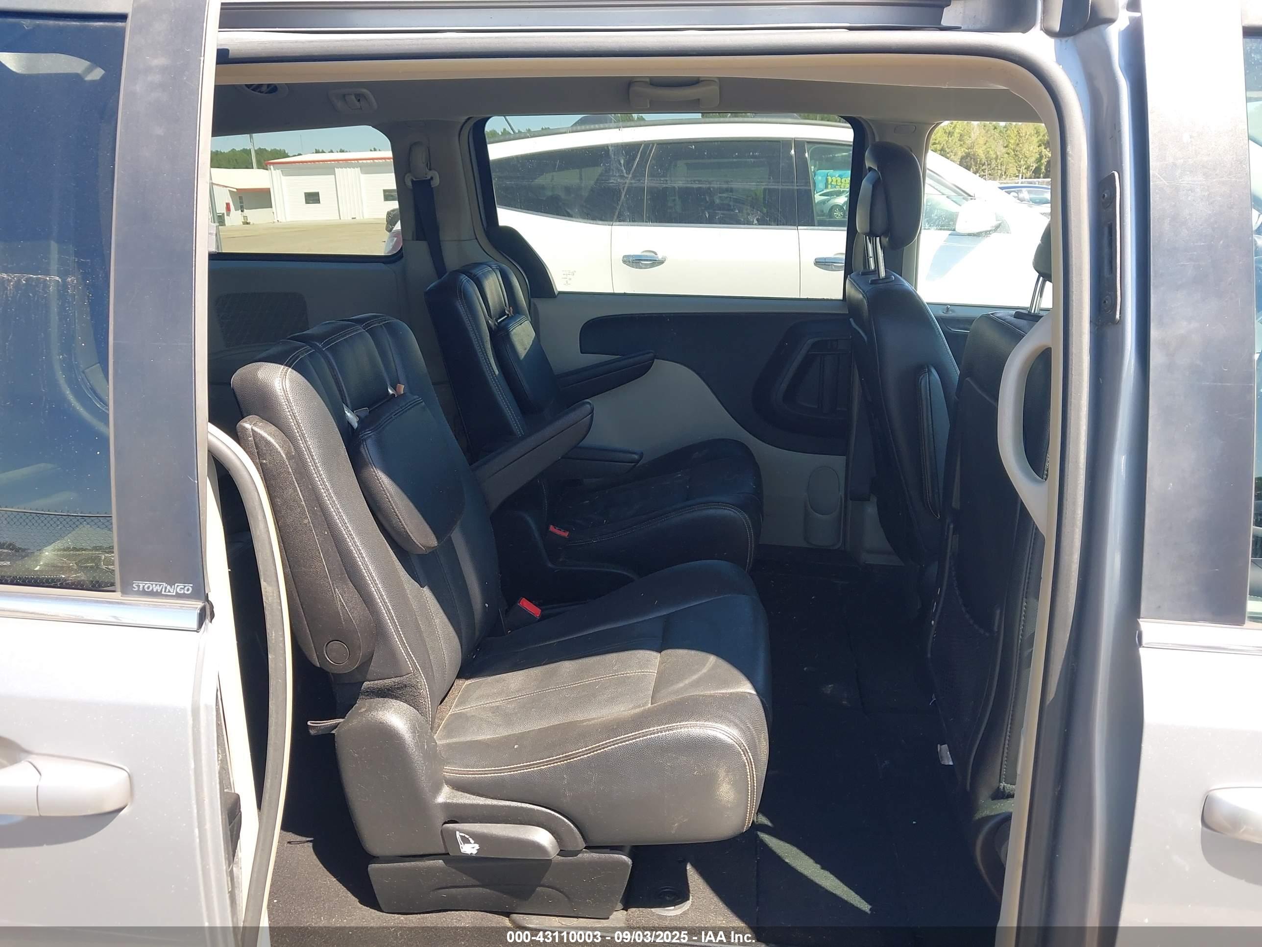 CHRYSLER TOWN image 8