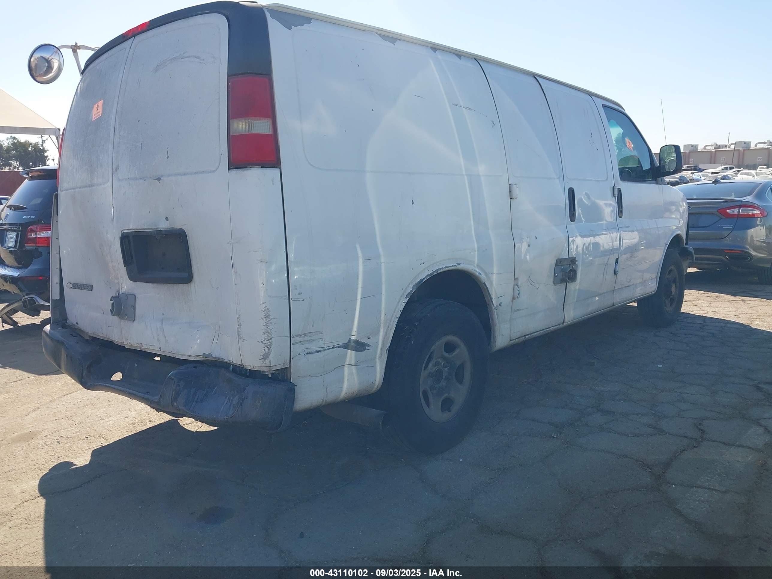 CHEVROLET EXPRESS image 4