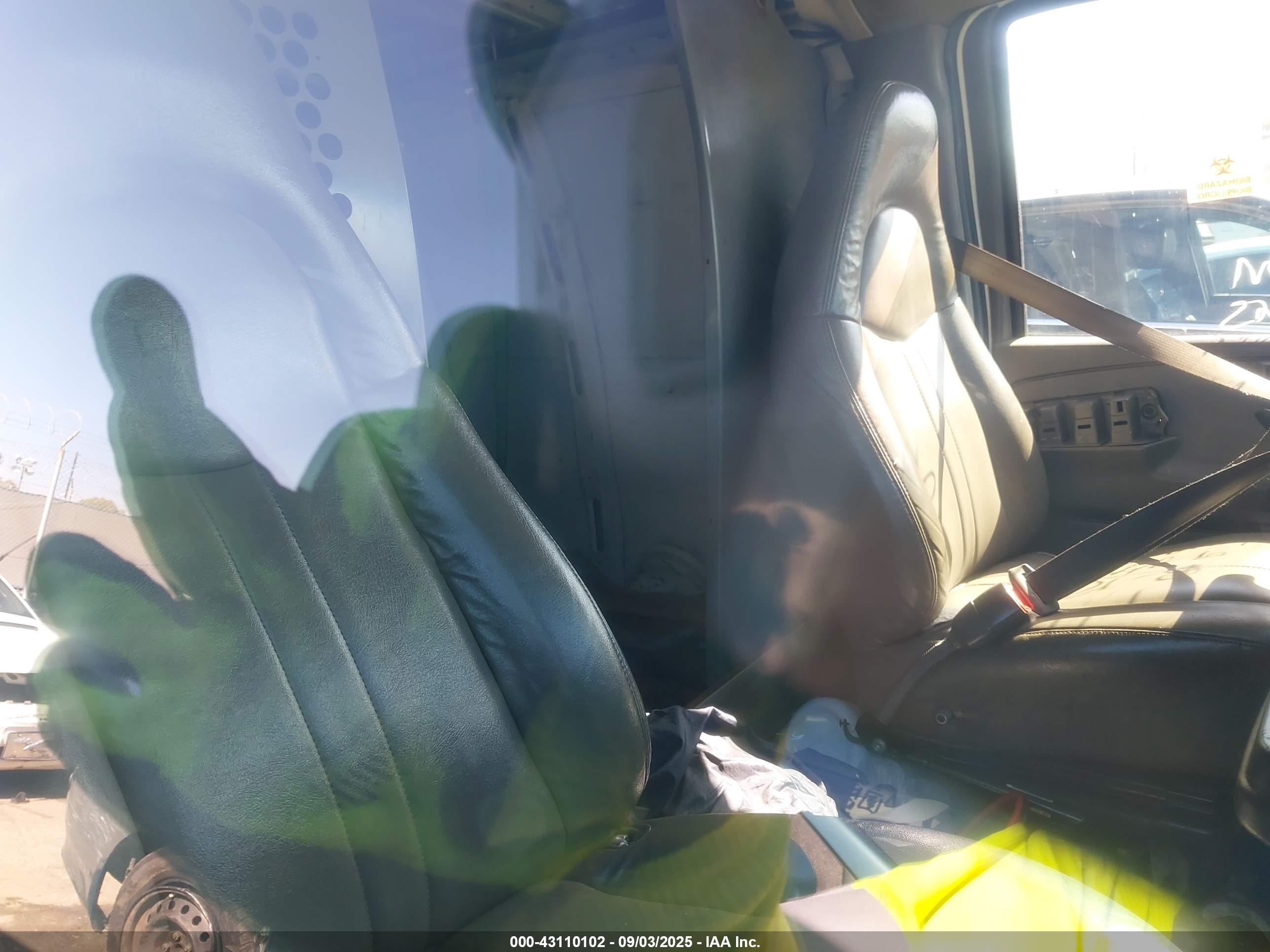 CHEVROLET EXPRESS image 8