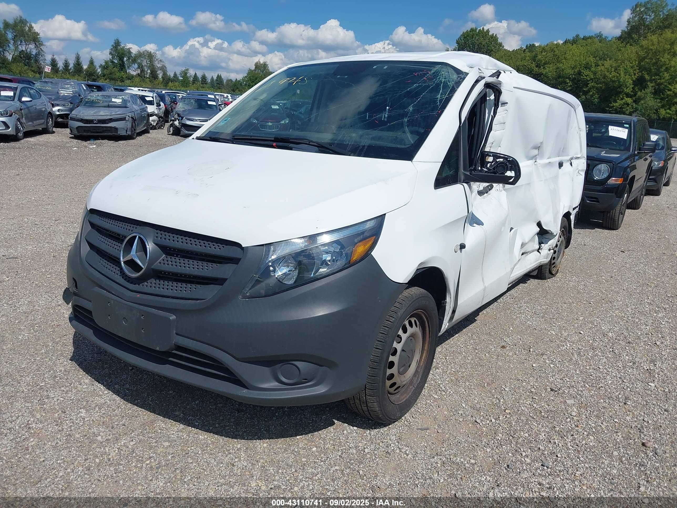 MERCEDES-BENZ METRIS image 2