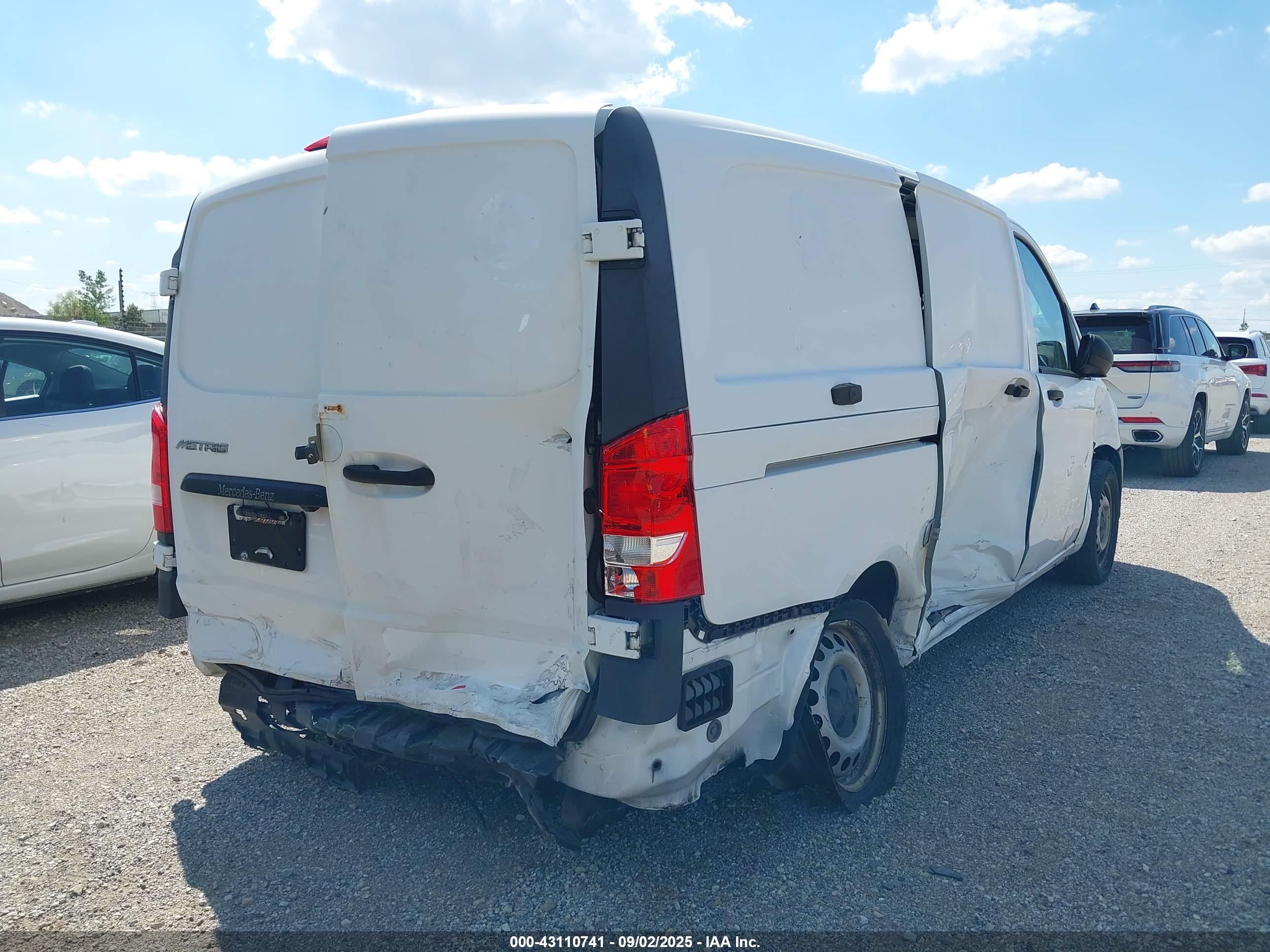MERCEDES-BENZ METRIS image 4