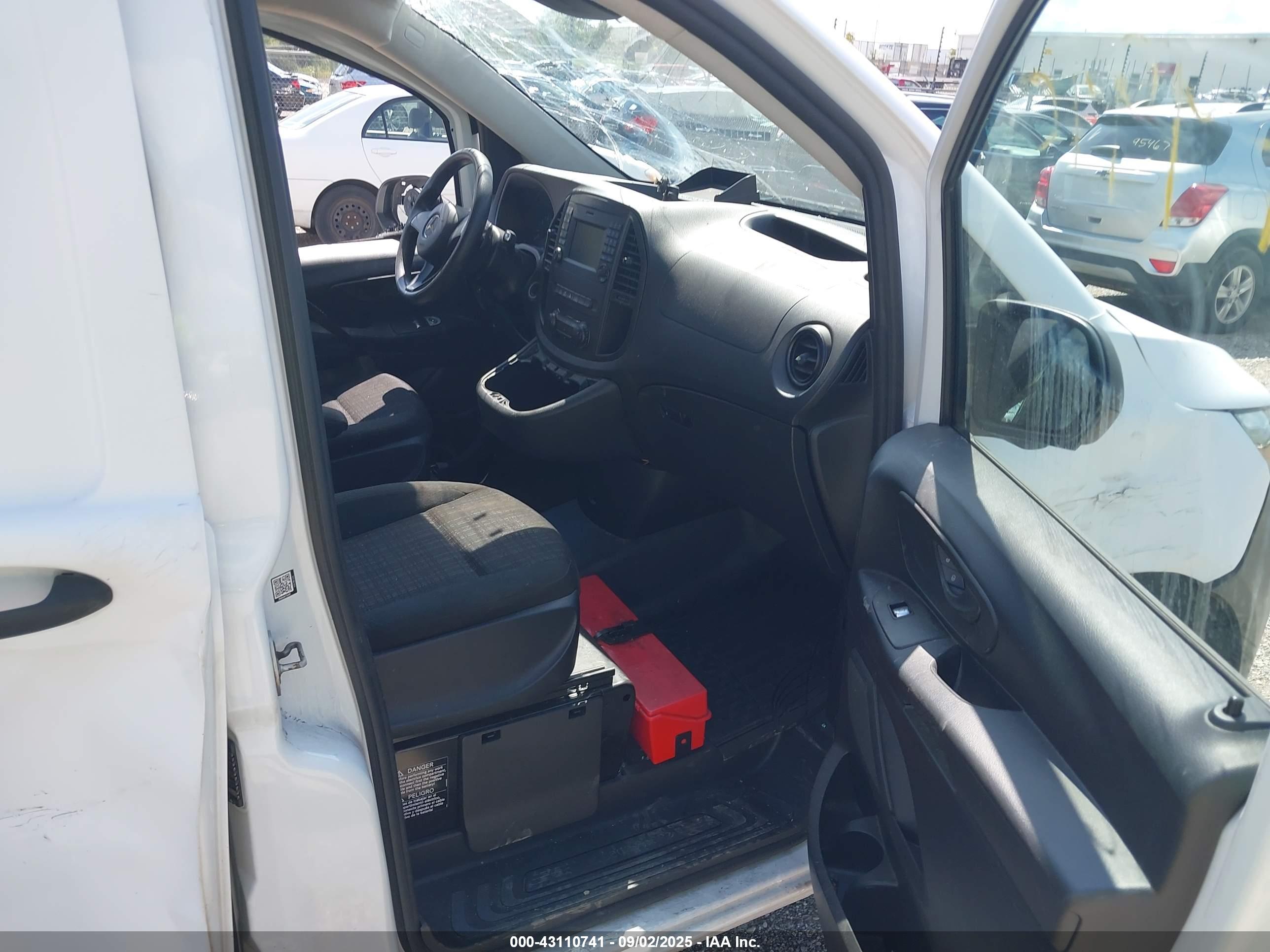 MERCEDES-BENZ METRIS image 5