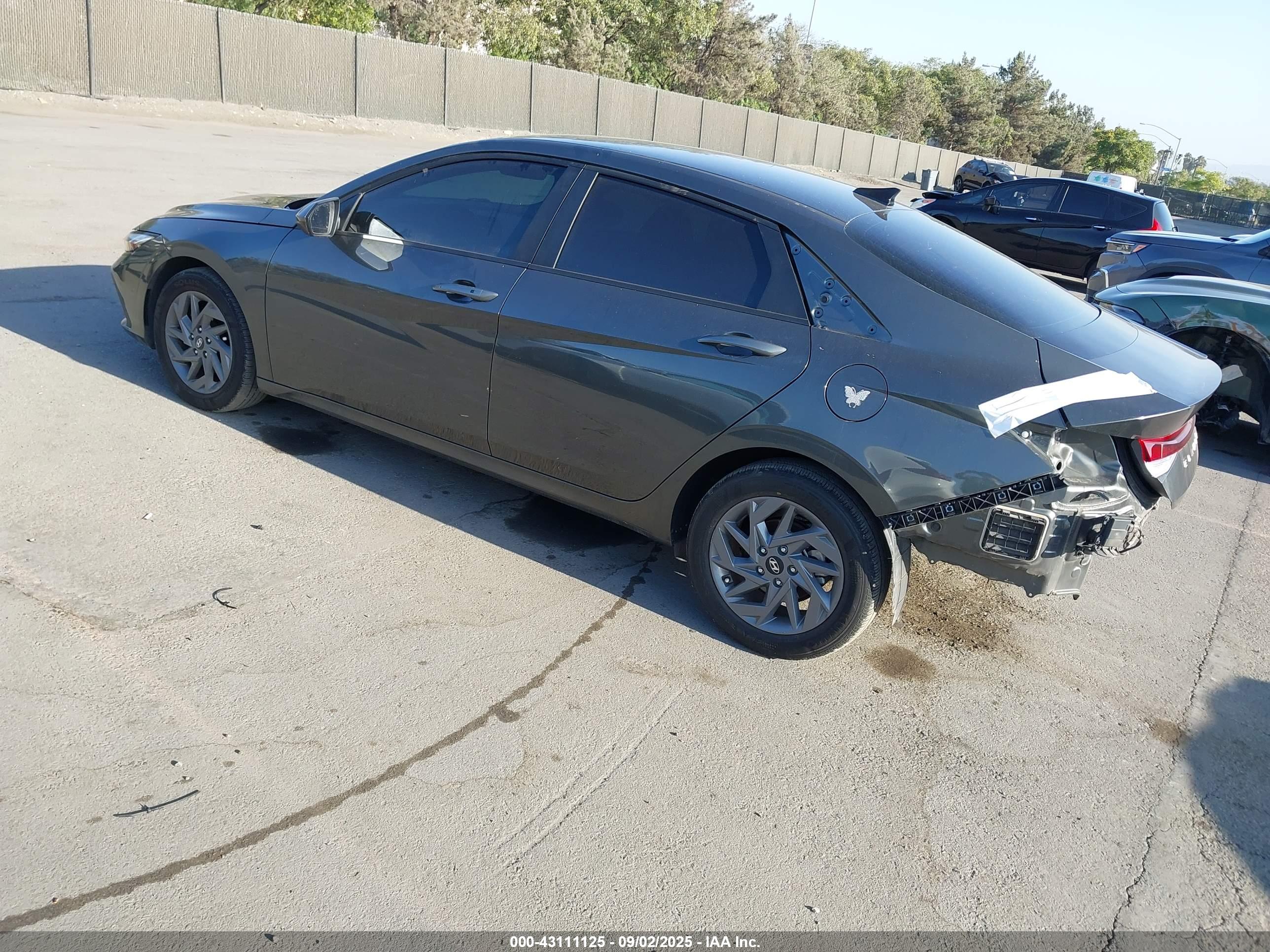 HYUNDAI ELANTRA image 3