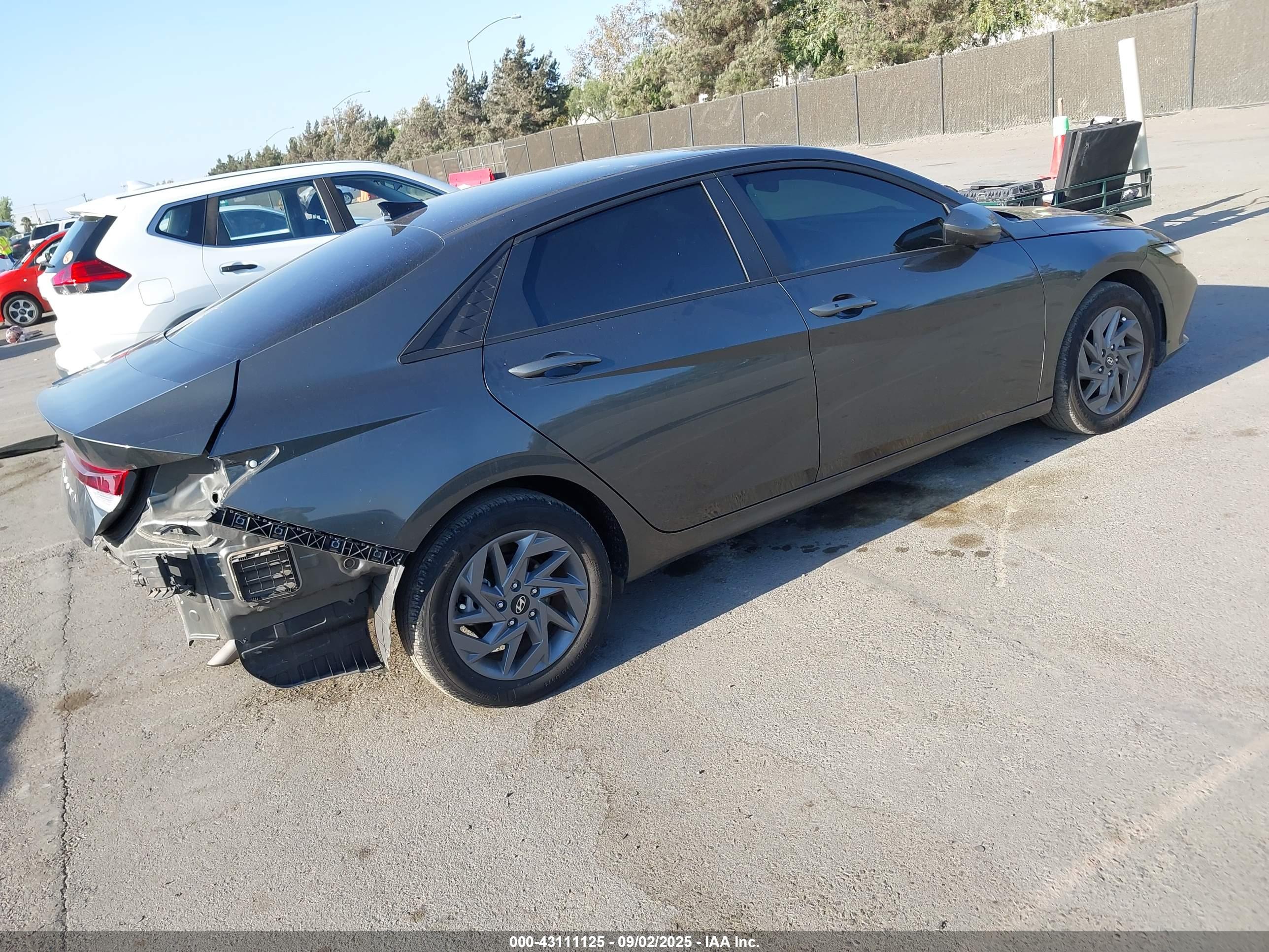 HYUNDAI ELANTRA image 4