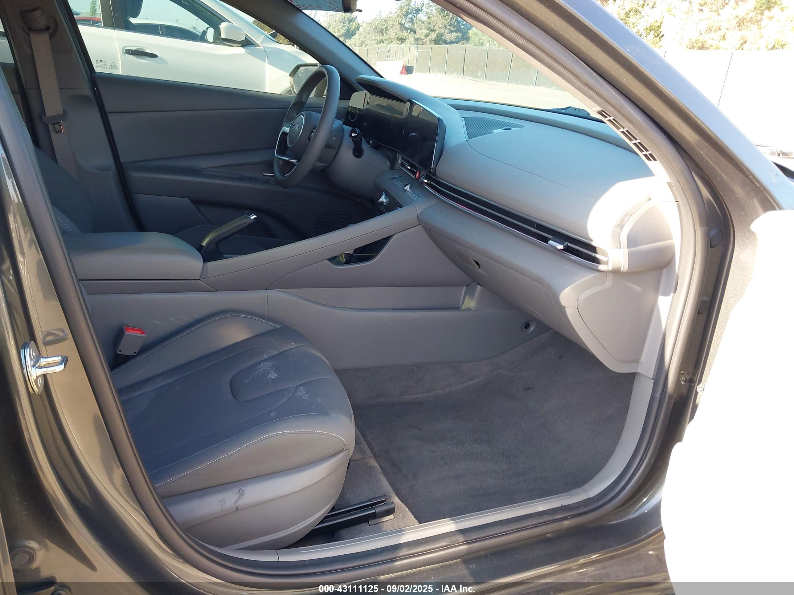 HYUNDAI ELANTRA image 5