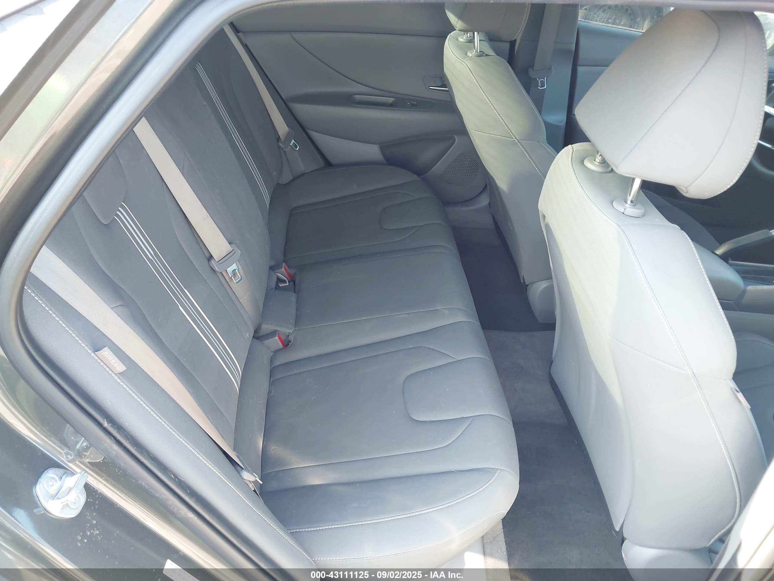 HYUNDAI ELANTRA image 8
