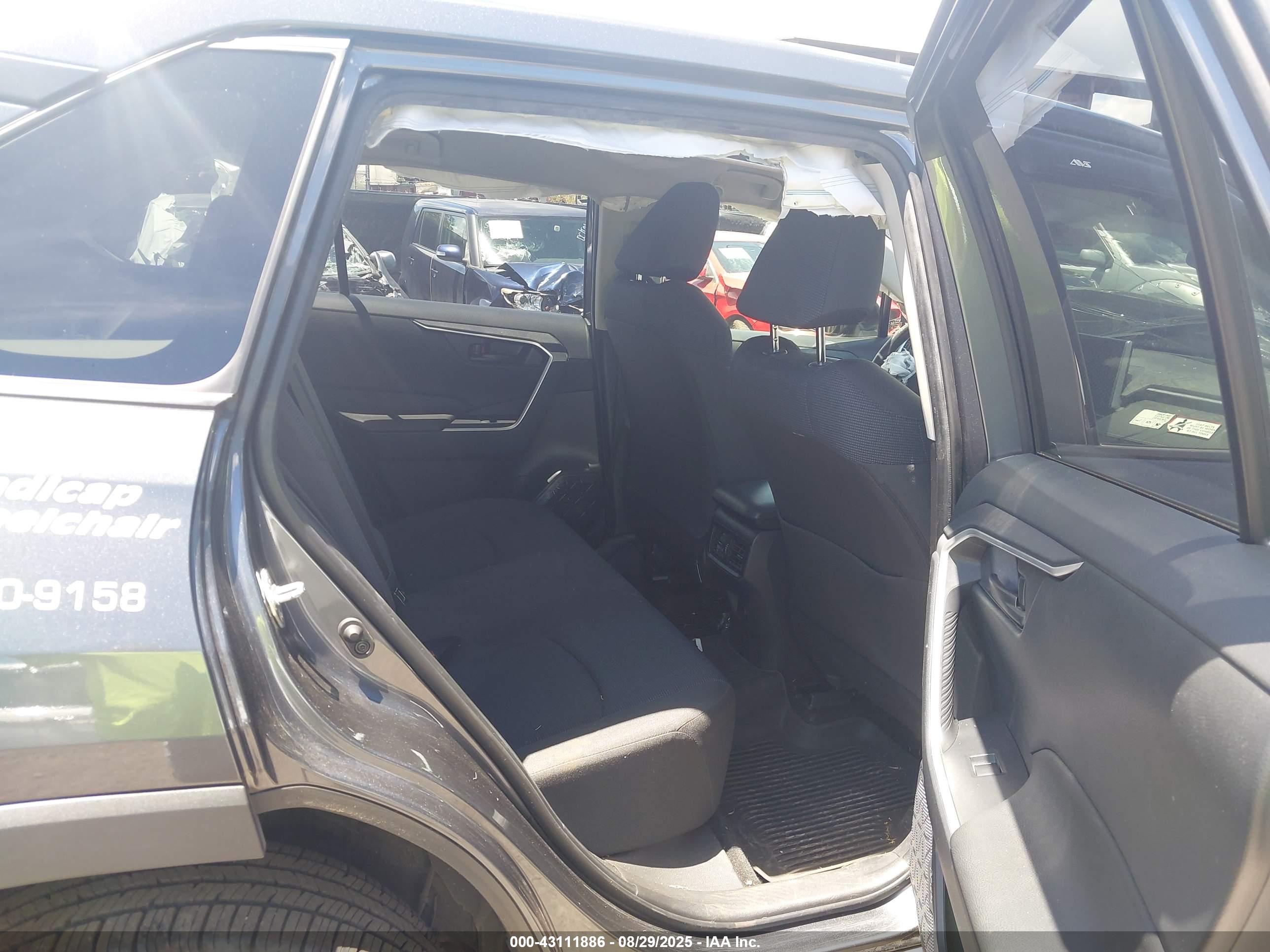 TOYOTA RAV4 image 8