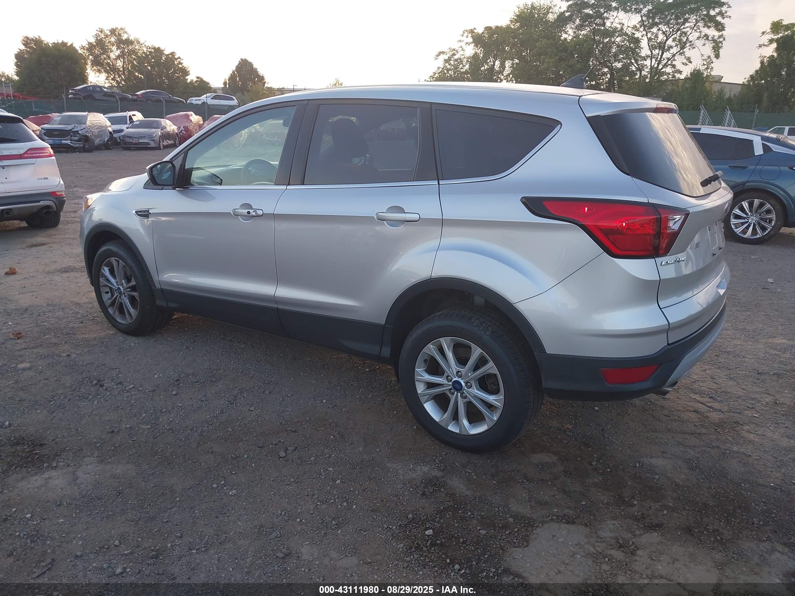 FORD ESCAPE image 3