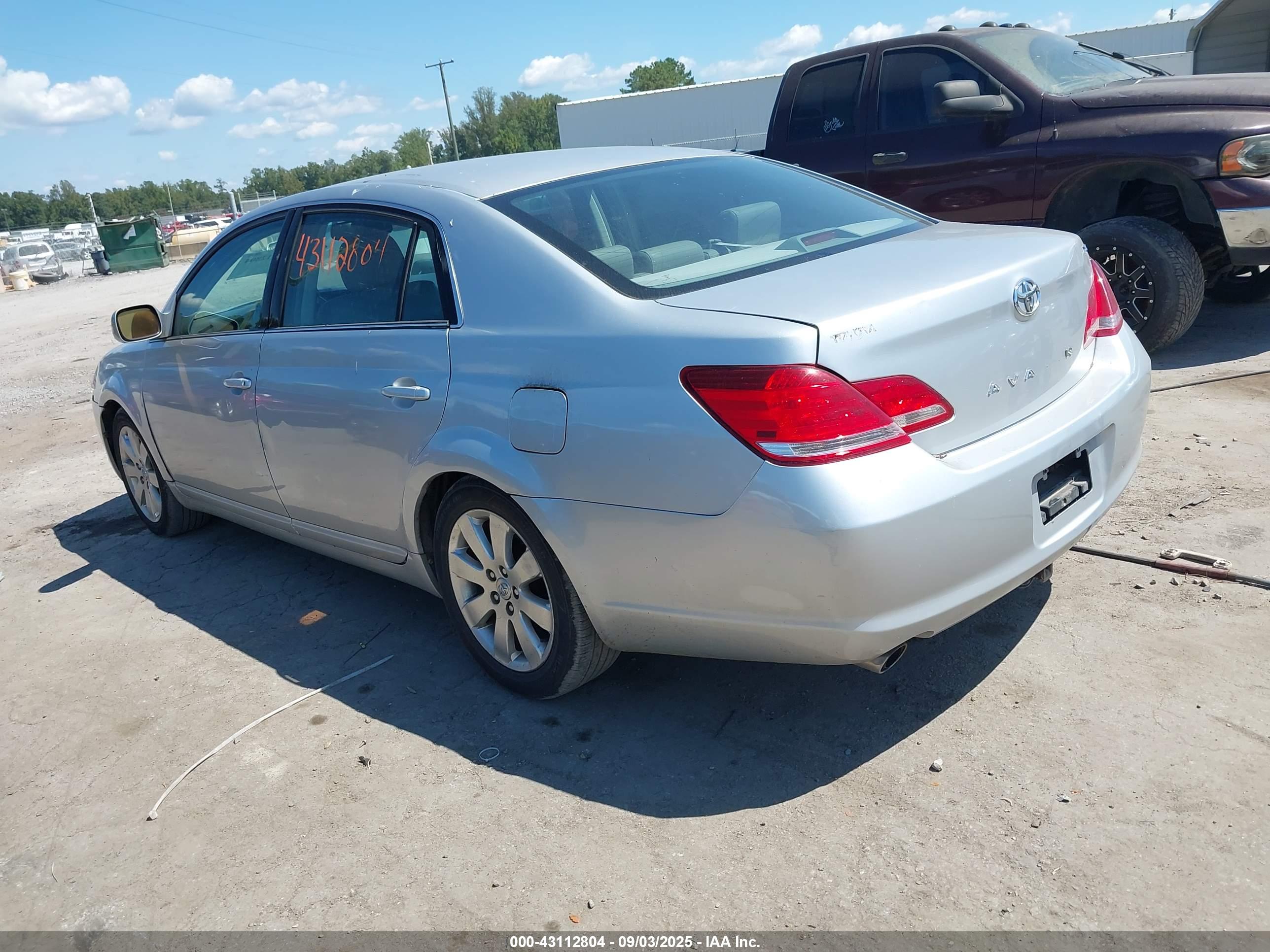 TOYOTA AVALON image 3