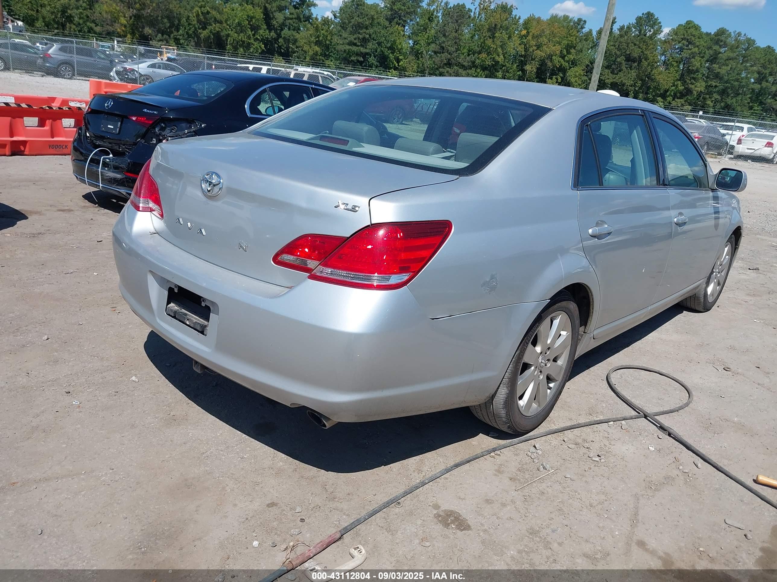 TOYOTA AVALON image 4