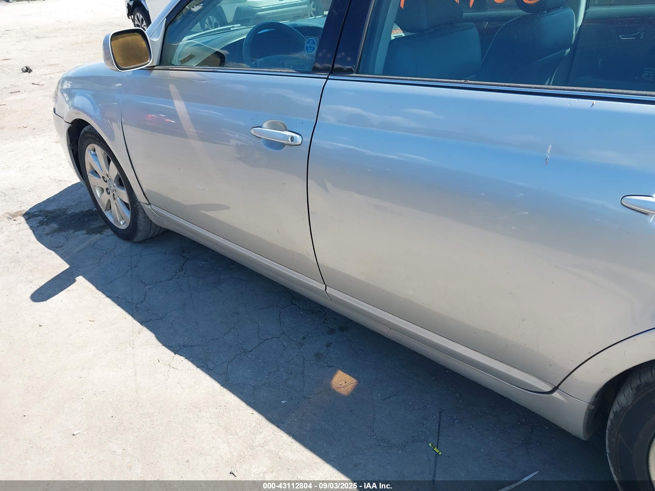 TOYOTA AVALON image 6