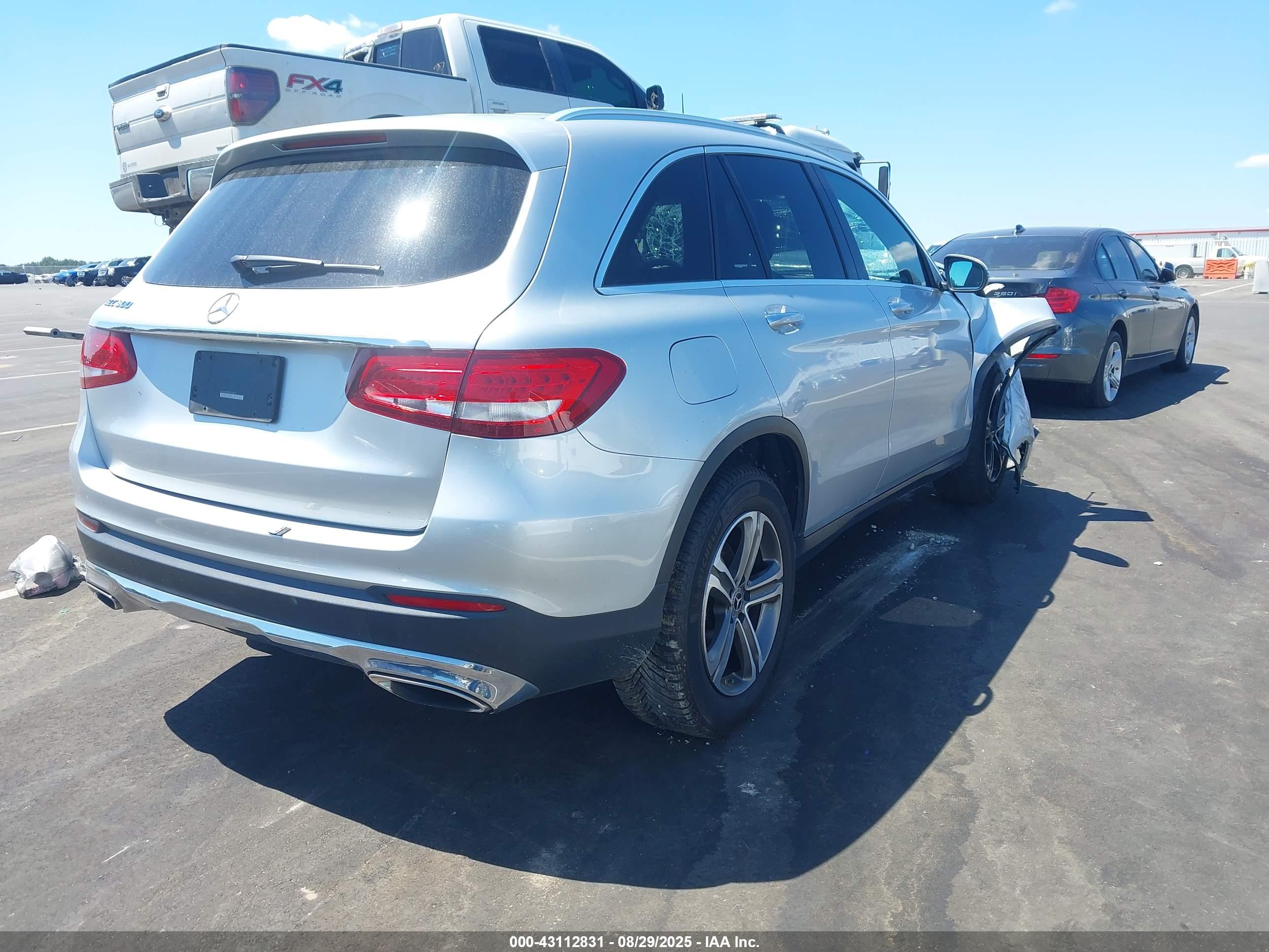 MERCEDES-BENZ GLC image 4