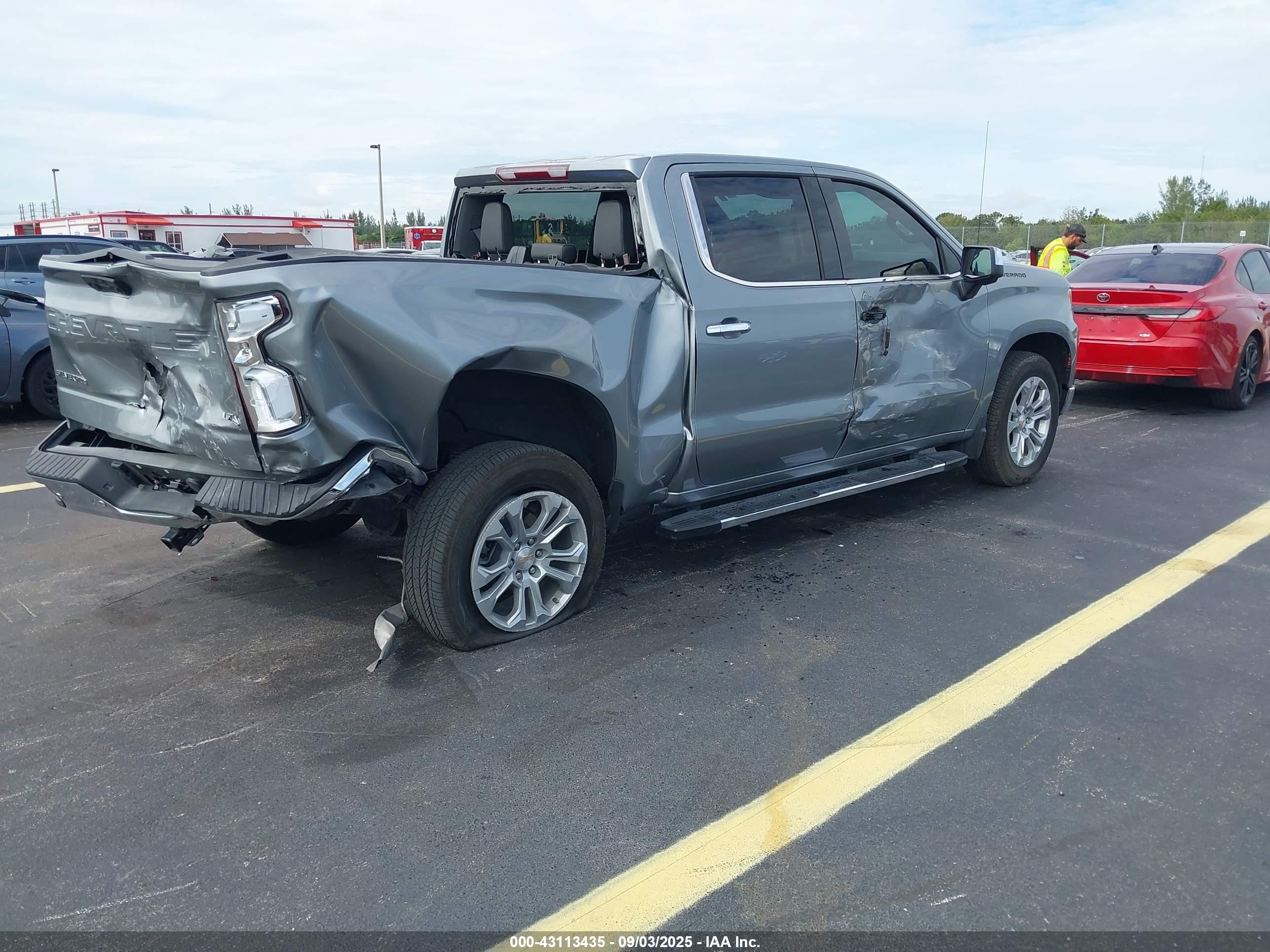 CHEVROLET SILVERADO image 4