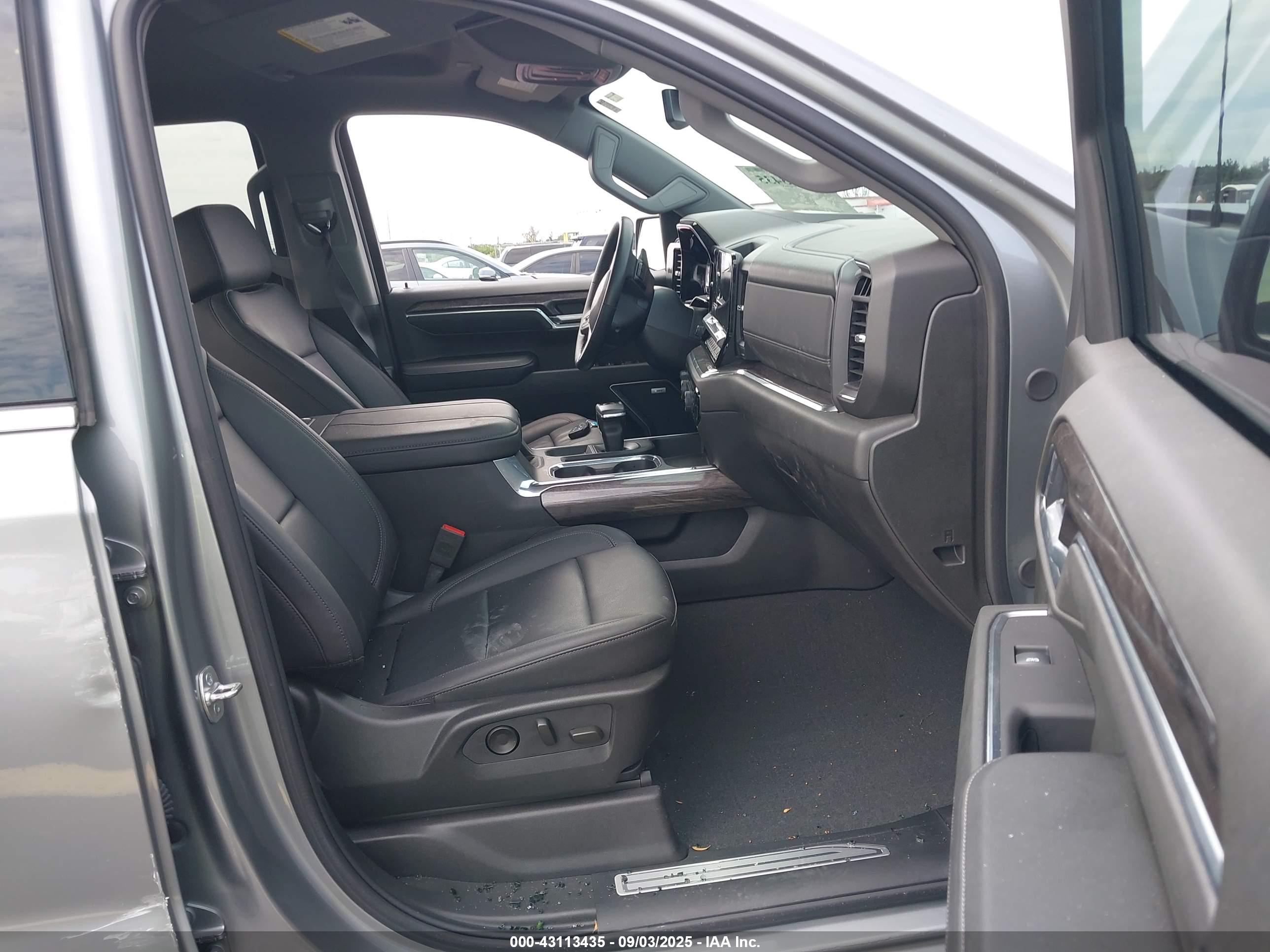 CHEVROLET SILVERADO image 5