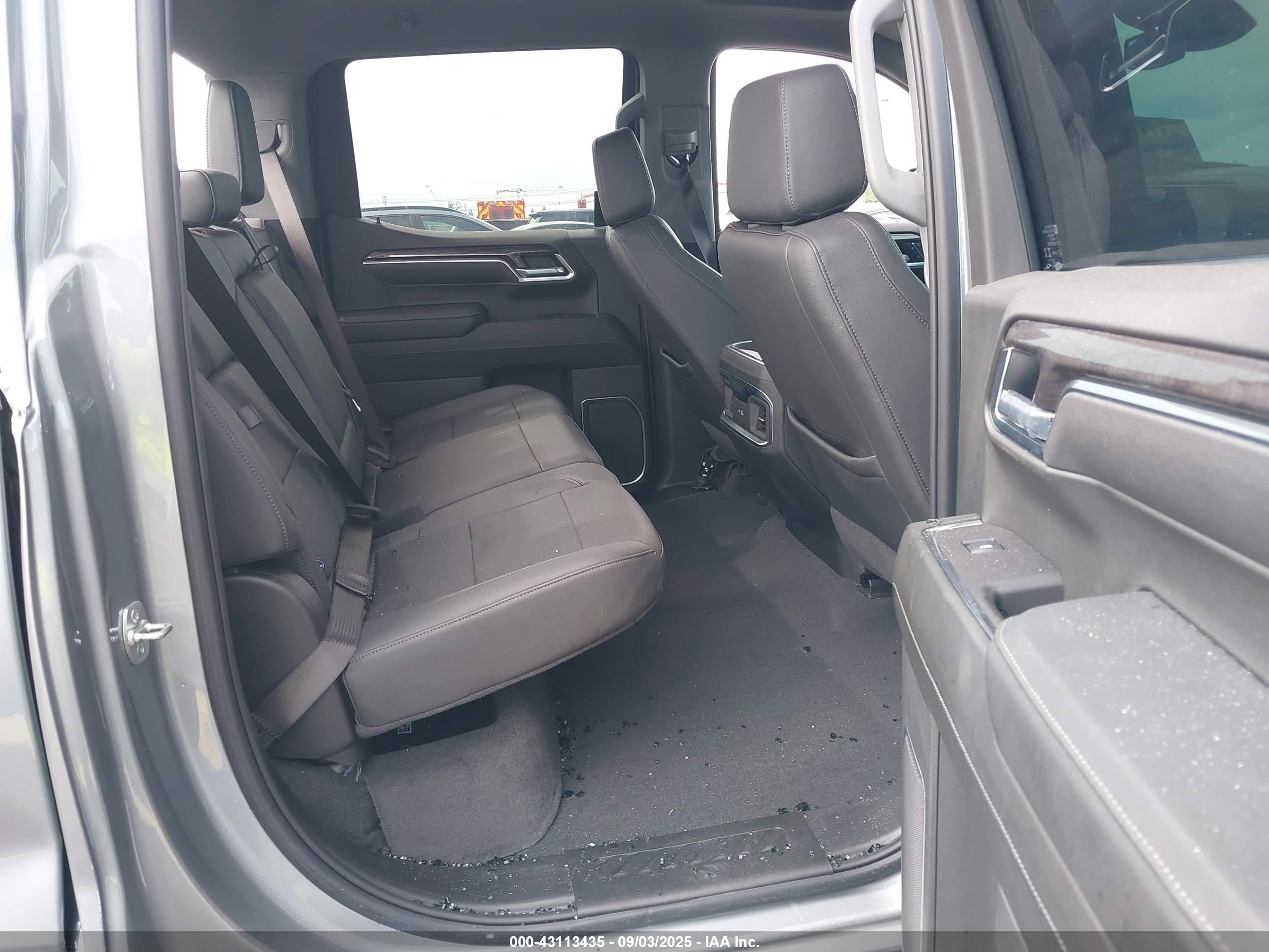 CHEVROLET SILVERADO image 8