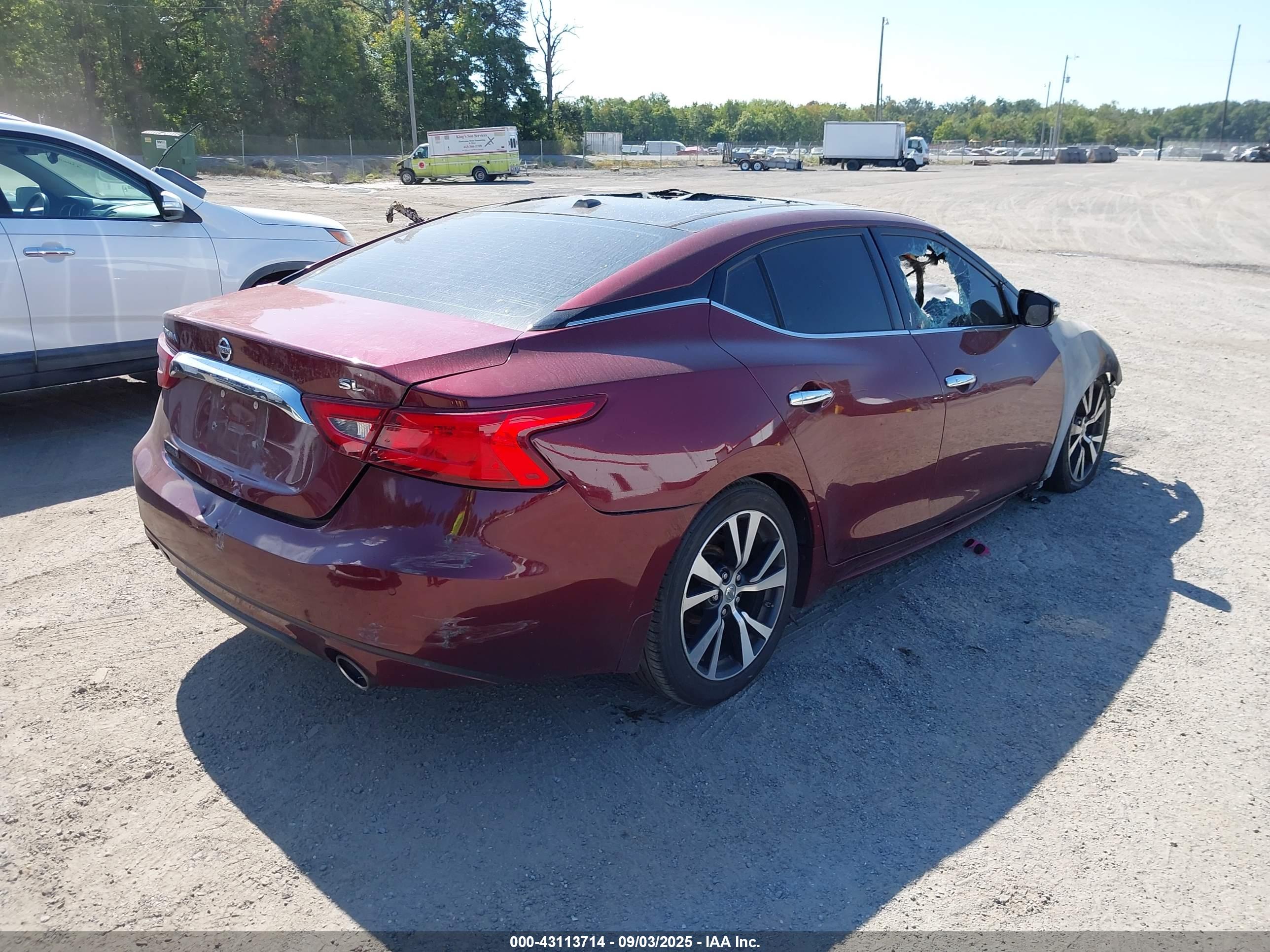 NISSAN MAXIMA image 4