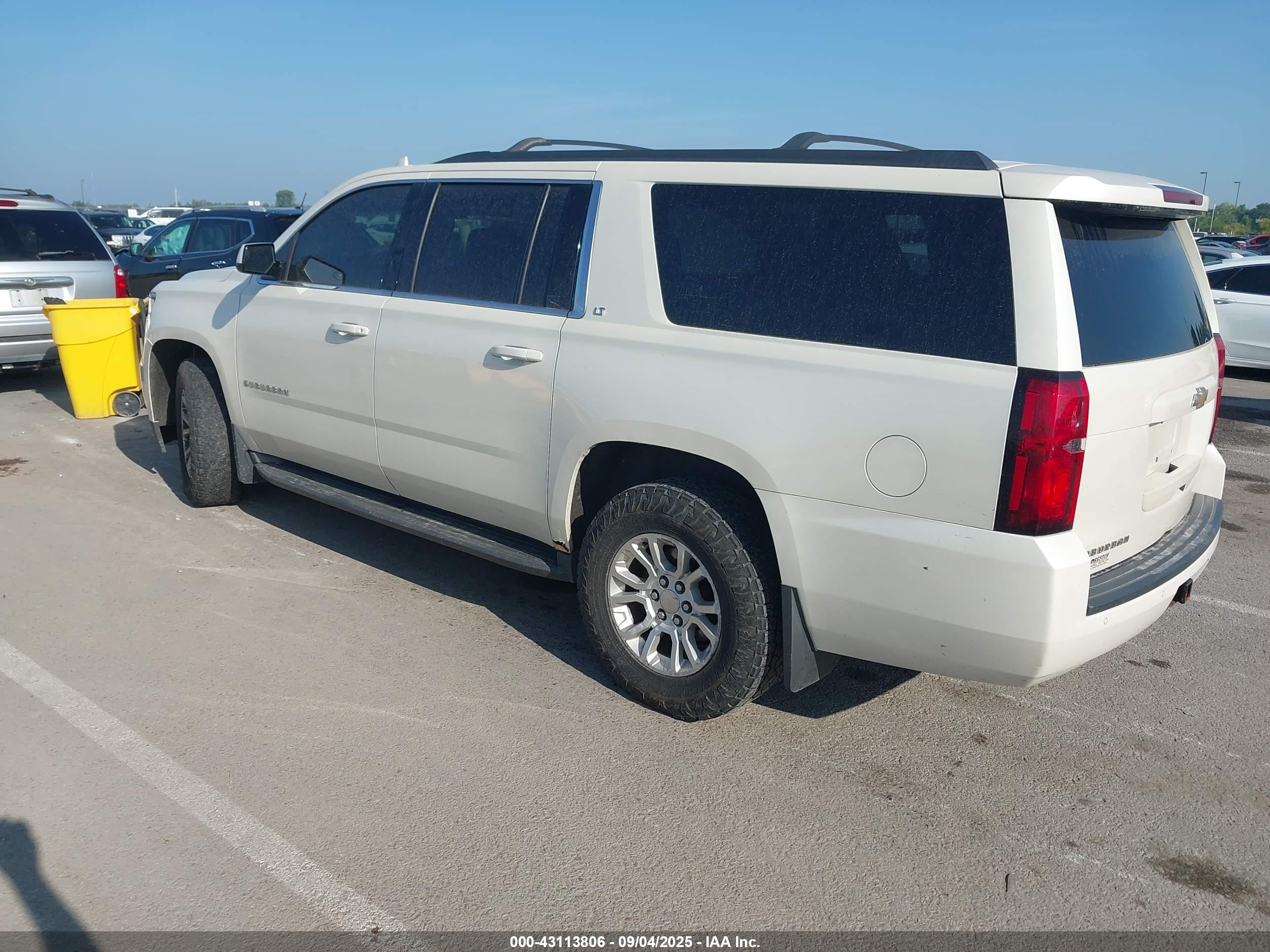 CHEVROLET SUBURBAN image 3
