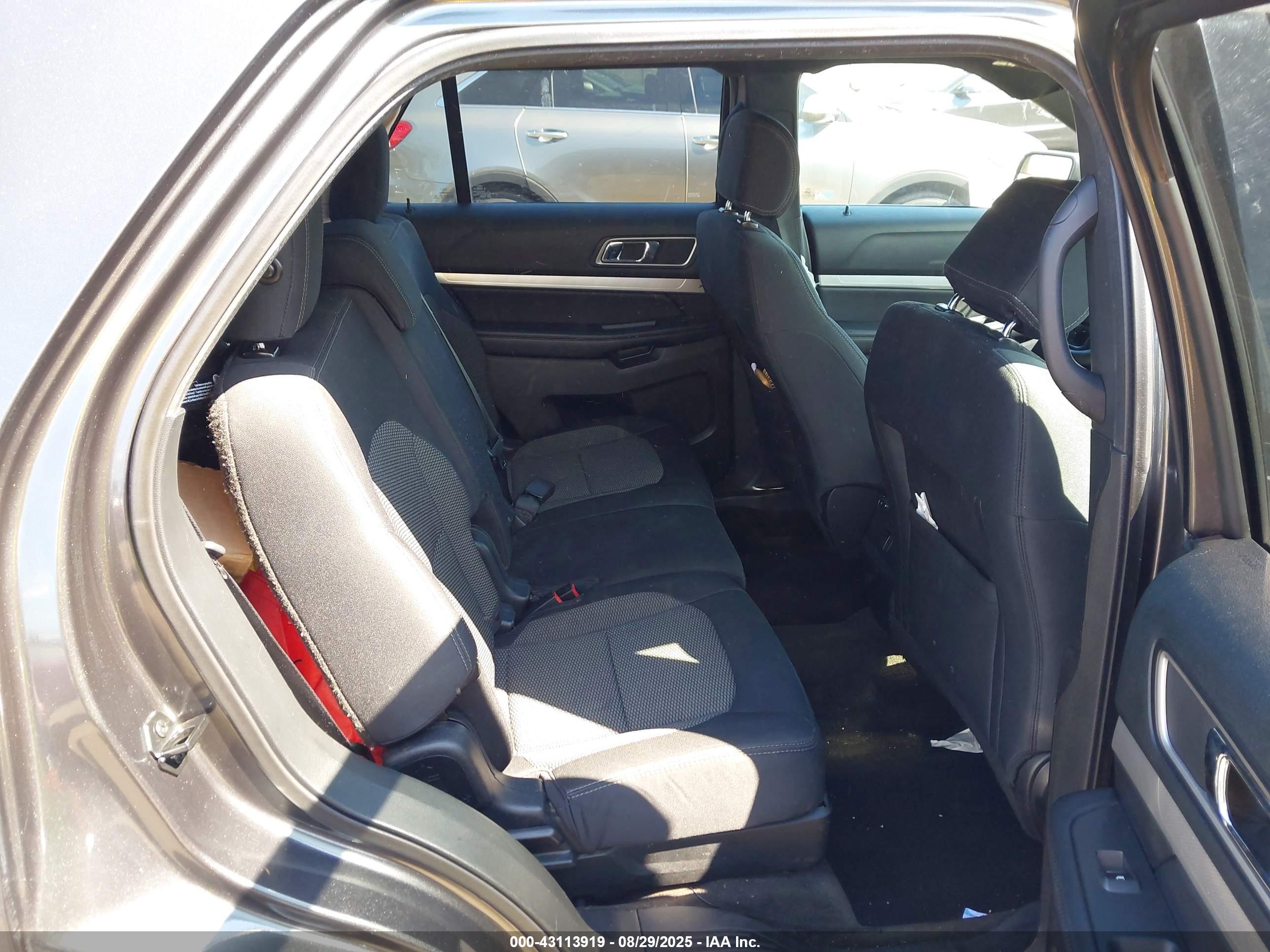 FORD EXPLORER image 8