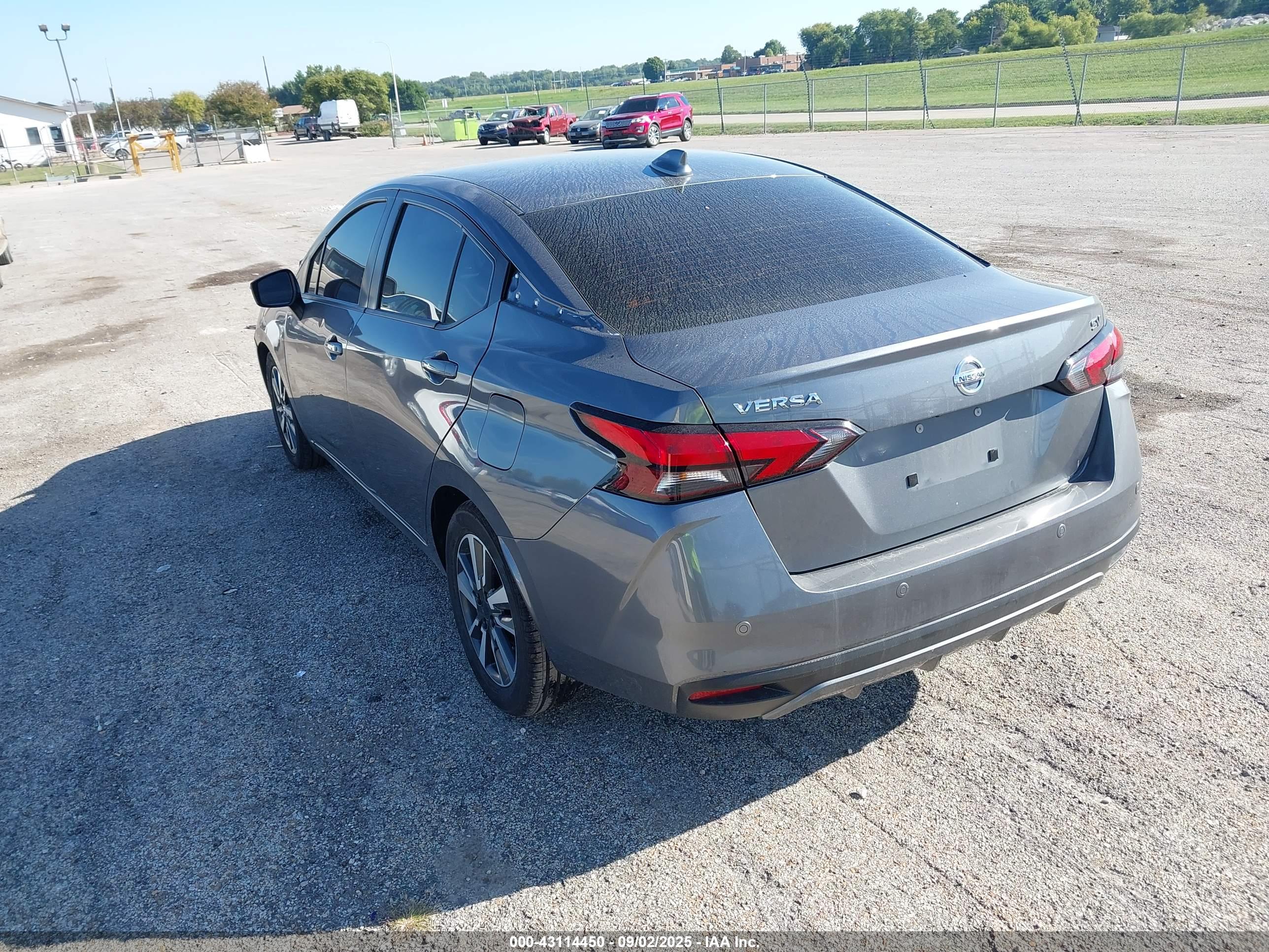 NISSAN VERSA image 3