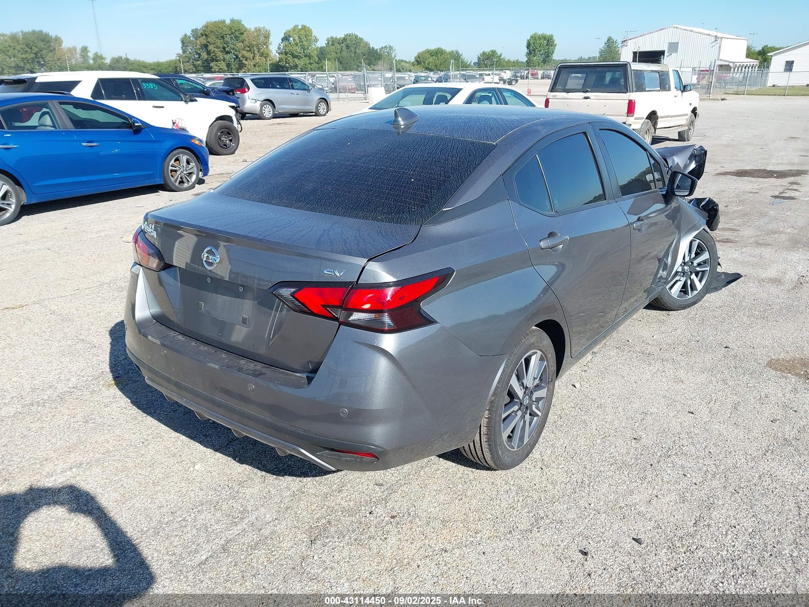 NISSAN VERSA image 4